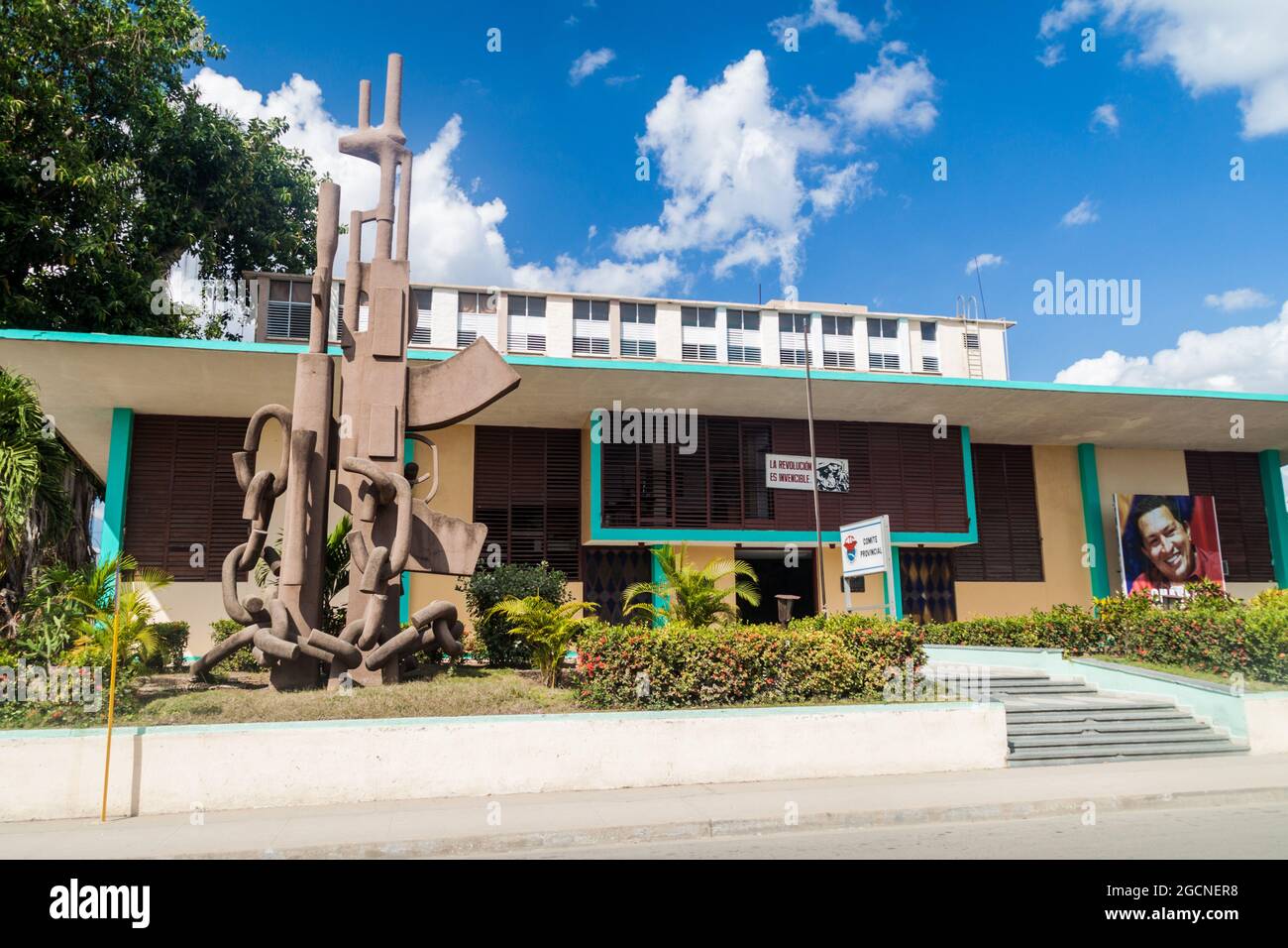 LAS TUNAS, CUBA - 27 GENNAIO 2016: Monumento di fronte alla costruzione del Comitato Provinciale del Partito Comunista a Las Tunas. Foto Stock