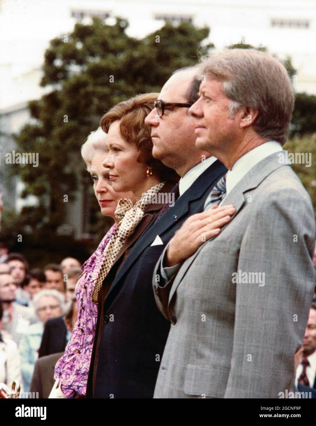 Il presidente degli Stati Uniti Jimmy carter, la prima e destra Rosalynn carter, al centro di sinistra e il primo ministro francese Raymond barre, al centro di destra, e sua moglie, Eve barre, a sinistra, Attenzione durante la cerimonia di arrivo dell'onore sul prato sud della Casa Bianca a Washington, DC, il 15 settembre 1977. Il primo ministro barre è a Washington per due giorni di colloqui con i funzionari superiori nell'amministrazione del carter.accreditamento: Arnie Sachs / CNP /MediaPunch Foto Stock