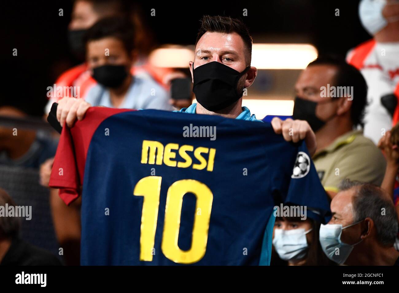 Sant Joan Despi, Spagna. 08 agosto 2021. Fan del FC Barcelona presenta una camicia di Lionel messi durante la partita di calcio pre-stagione tra il FC Barcelona e il Juventus FC. Il FC Barcelona ha vinto nel 3-0 il Juventus FC. Credit: Nicolò campo/Alamy Live News Foto Stock