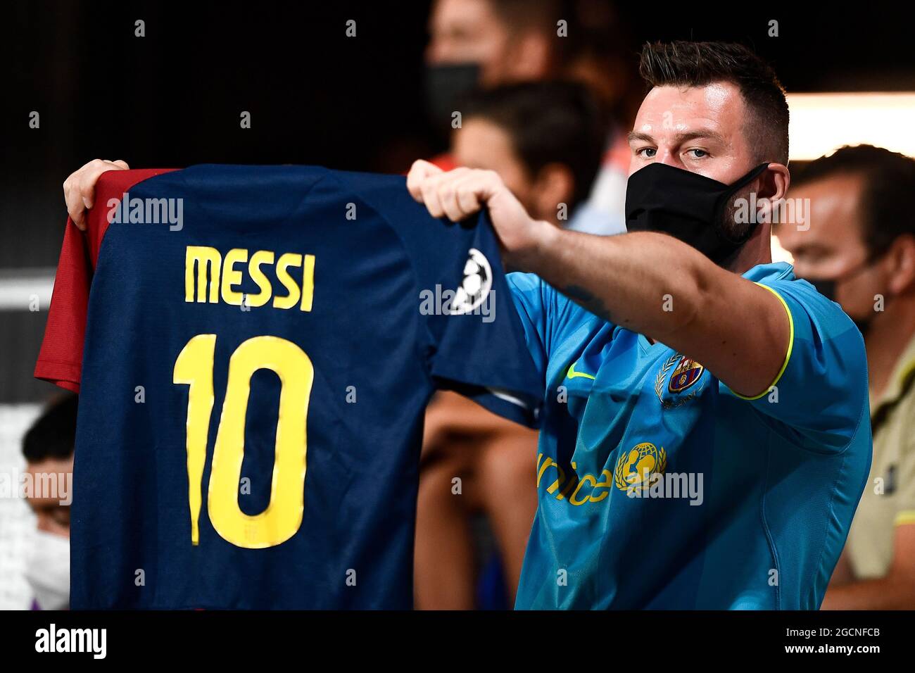 Sant Joan Despi, Spagna. 08 agosto 2021. Fan del FC Barcelona presenta una camicia di Lionel messi durante la partita di calcio pre-stagione tra il FC Barcelona e il Juventus FC. Il FC Barcelona ha vinto nel 3-0 il Juventus FC. Credit: Nicolò campo/Alamy Live News Foto Stock