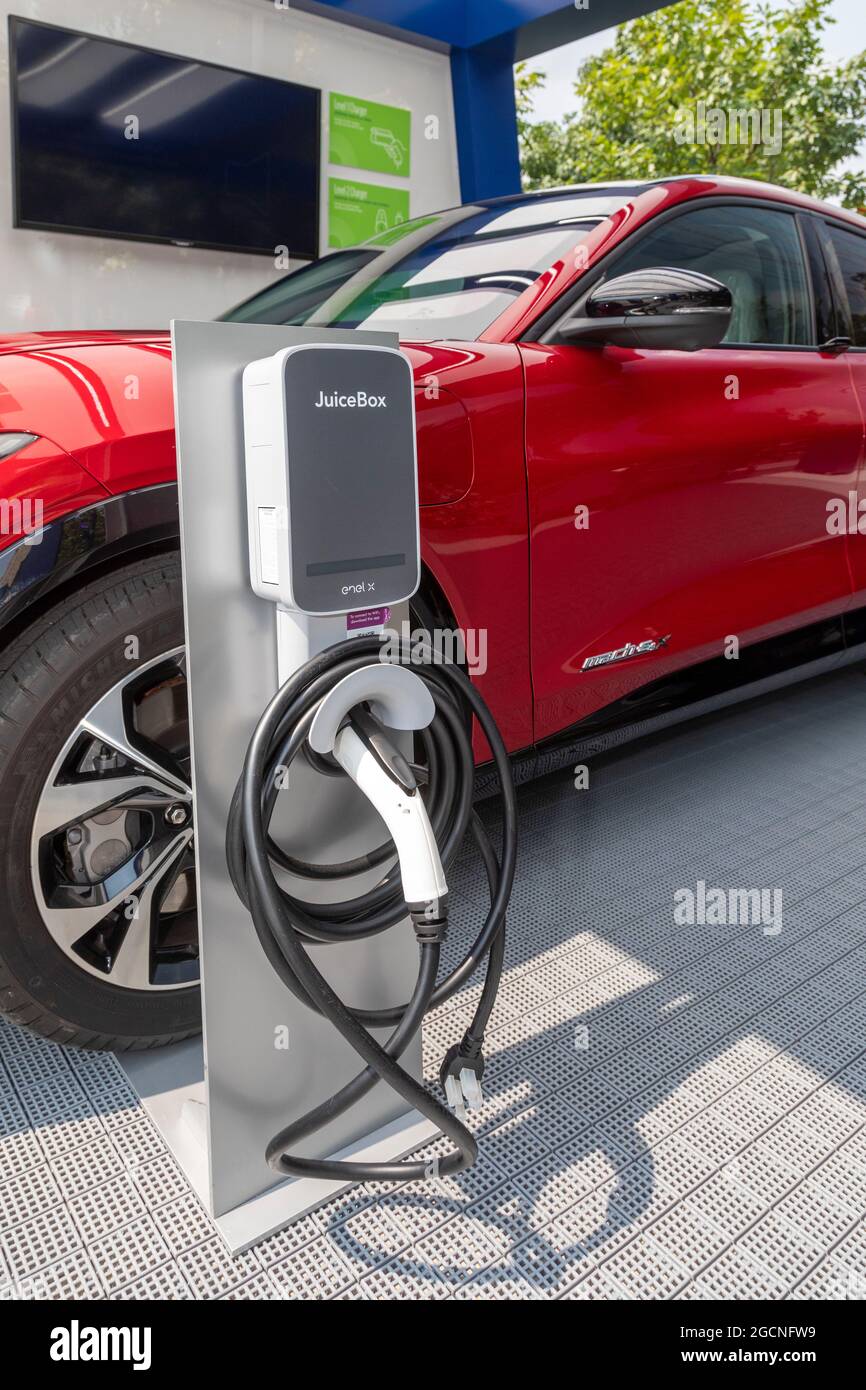 Detroit, Michigan - Ford Mustang Mach-e 4X auto elettrica, con una stazione di ricarica, in mostra al Motor City Car Crawl. L'evento, un mini-sostituzione Foto Stock