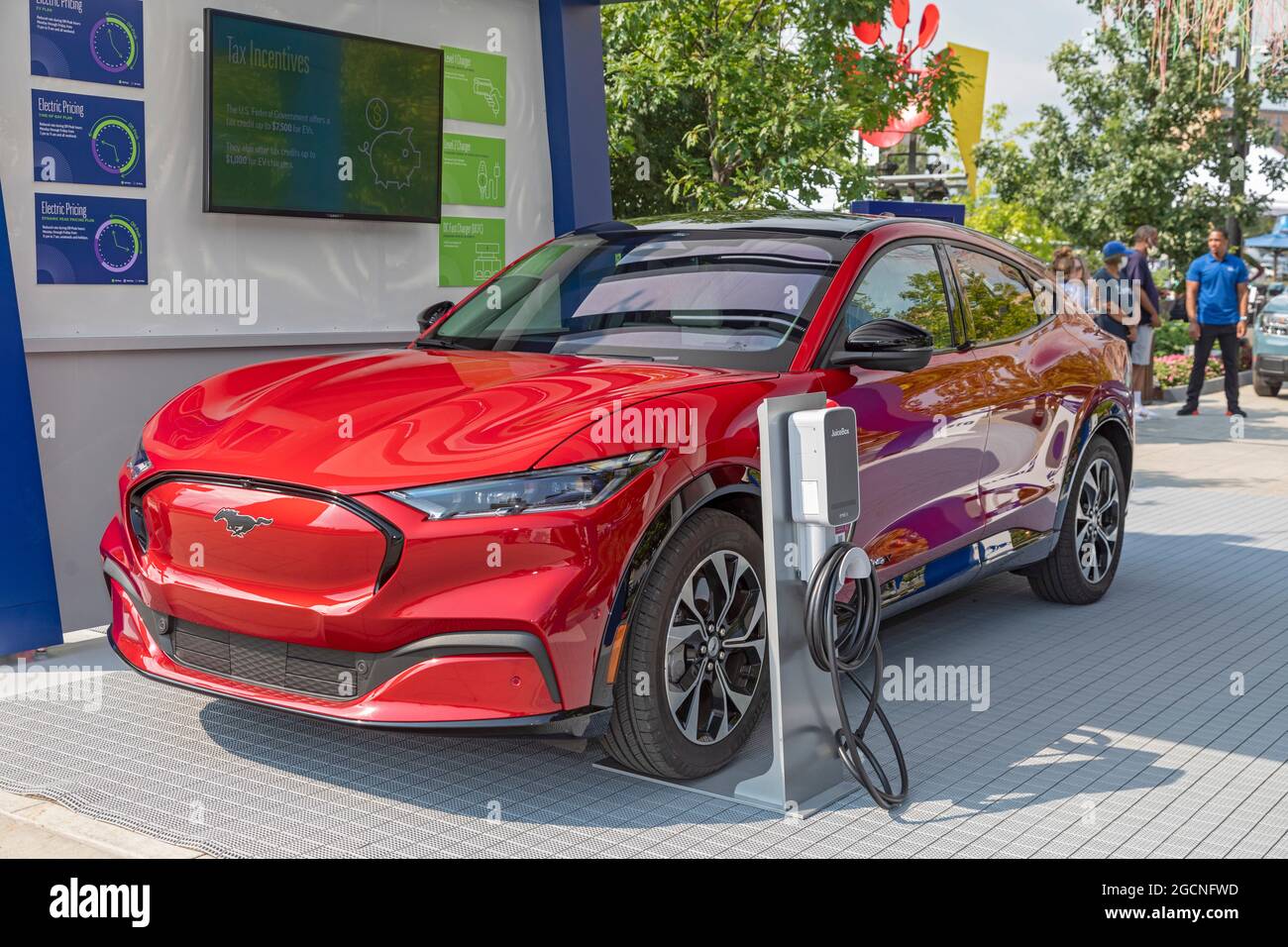 Detroit, Michigan - l'auto elettrica 4X Mustang Mach-e della Ford in mostra al giro automobilistico di Motor City. L'evento, un mini-sostituto per il Detro annullato Foto Stock