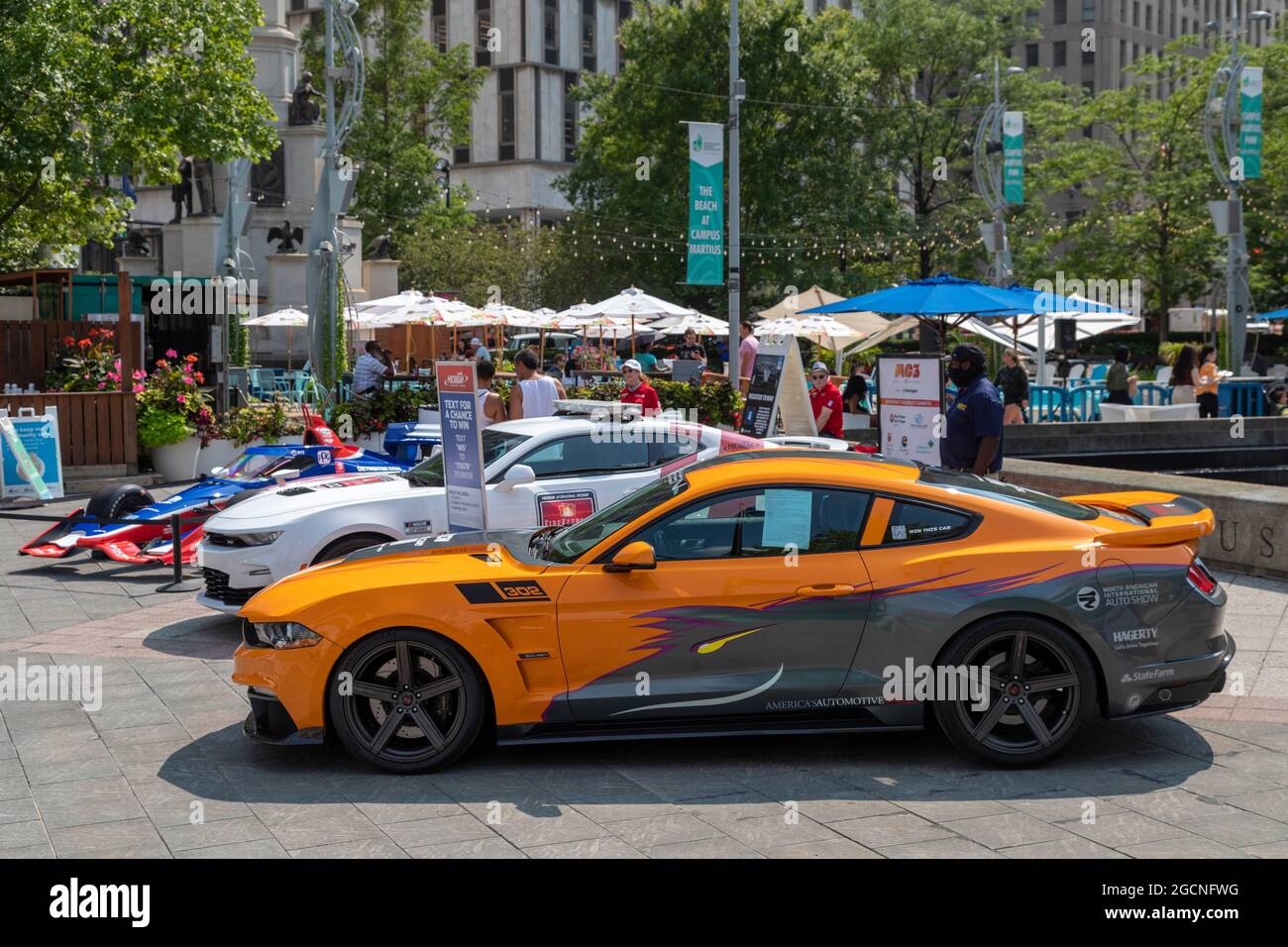 Detroit, Michigan - UNA Saleen Mustang S-302 Black Label 2019 e altre auto da corsa in mostra al Motor City Car Crawl. L'evento, un mini-sostituto Foto Stock