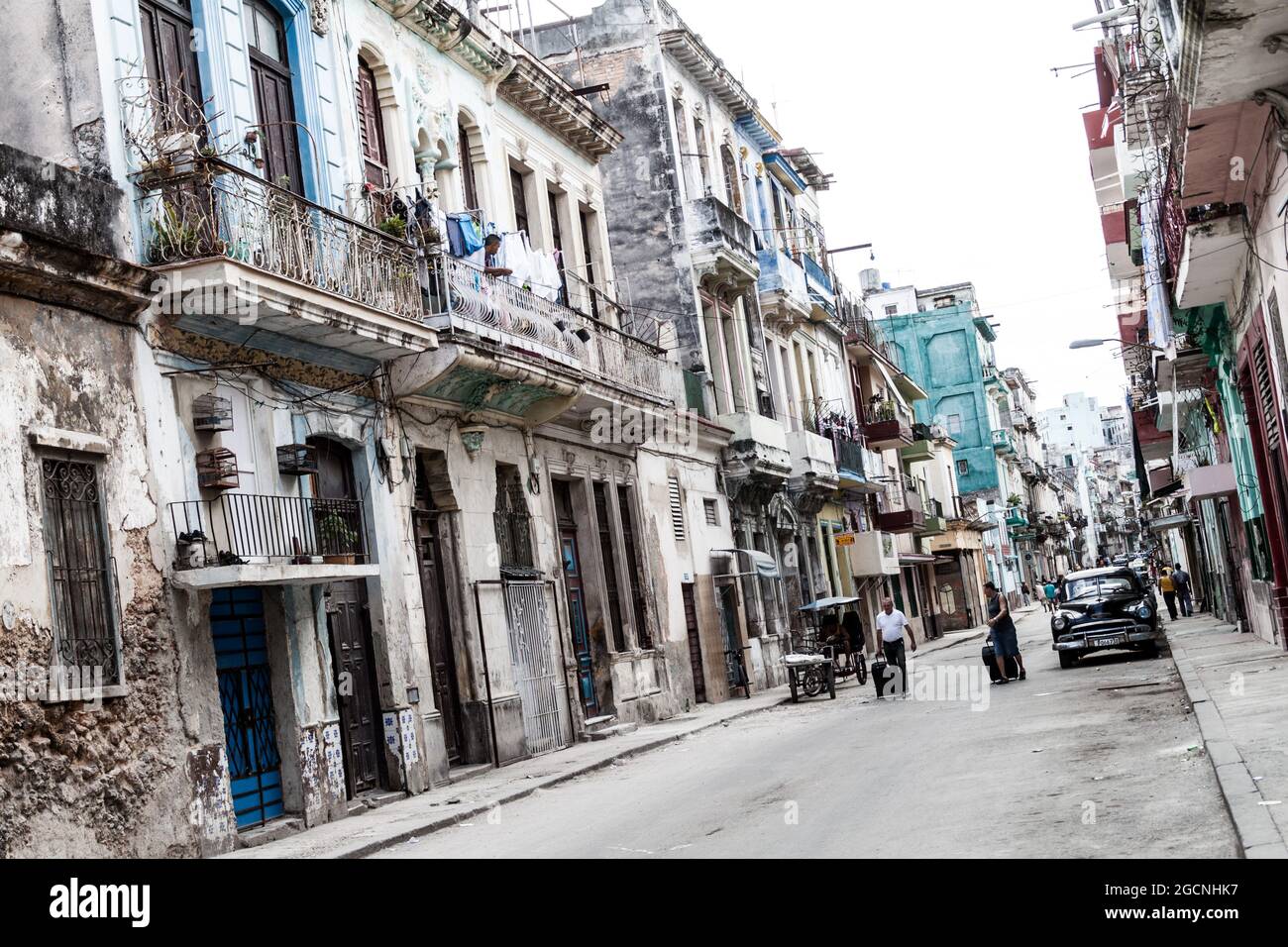 HAVANA, CUBA - 22 FEBBRAIO 2016: Vita in una strada nel quartiere Havana Centro. Foto Stock