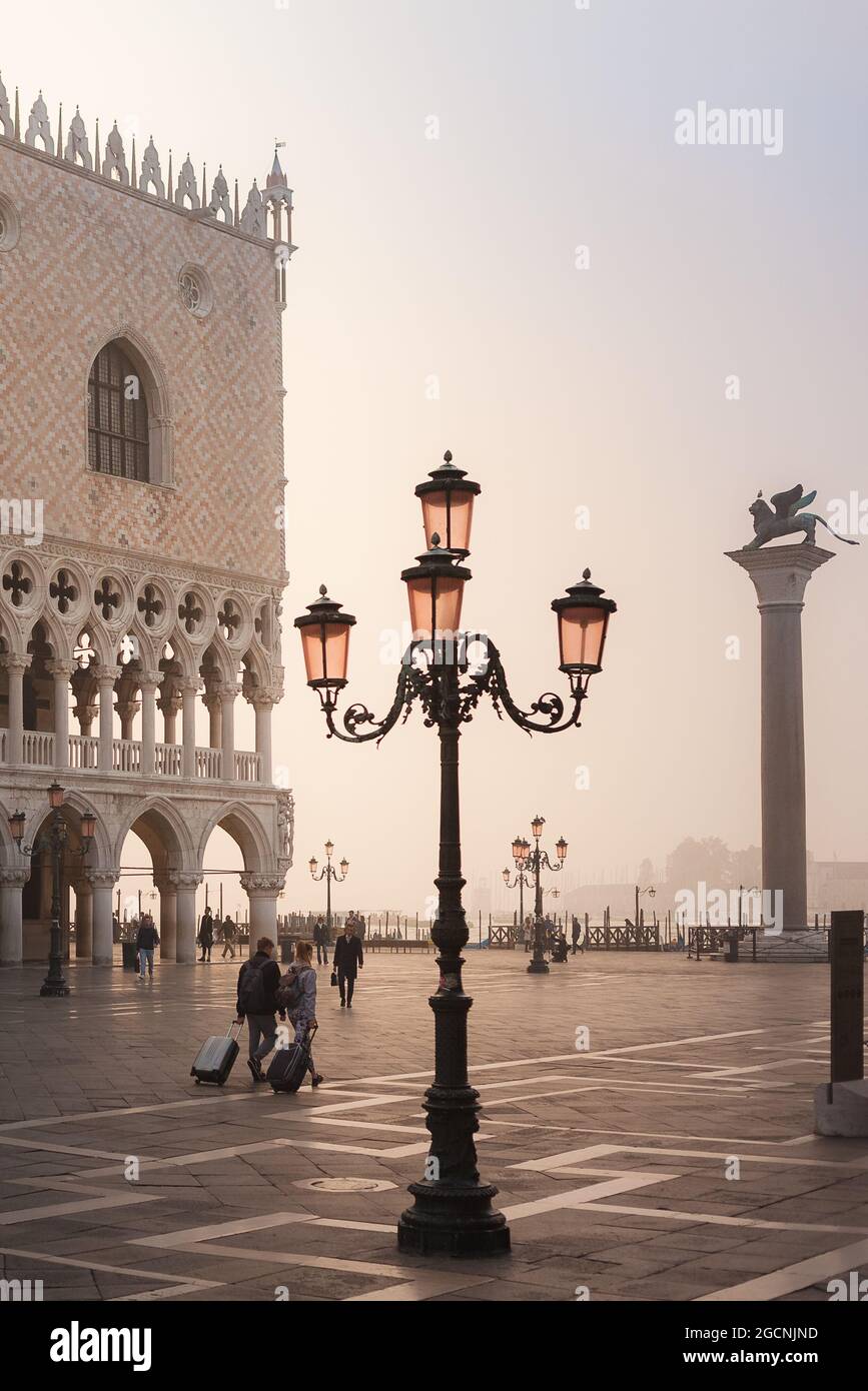 VENEZIA, ITALIA - 06 OTTOBRE 2017: Tournit con valigie in piazza San Marco al mattino Foto Stock