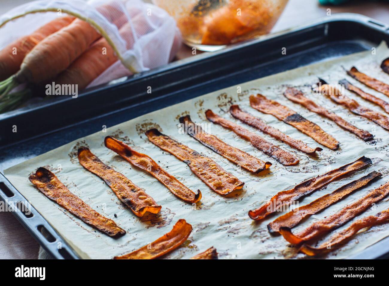 Pancetta di carote appena cotta è sul tavolo. Cibo vegetariano, sostituzione di carne, proteine vegetali Foto Stock