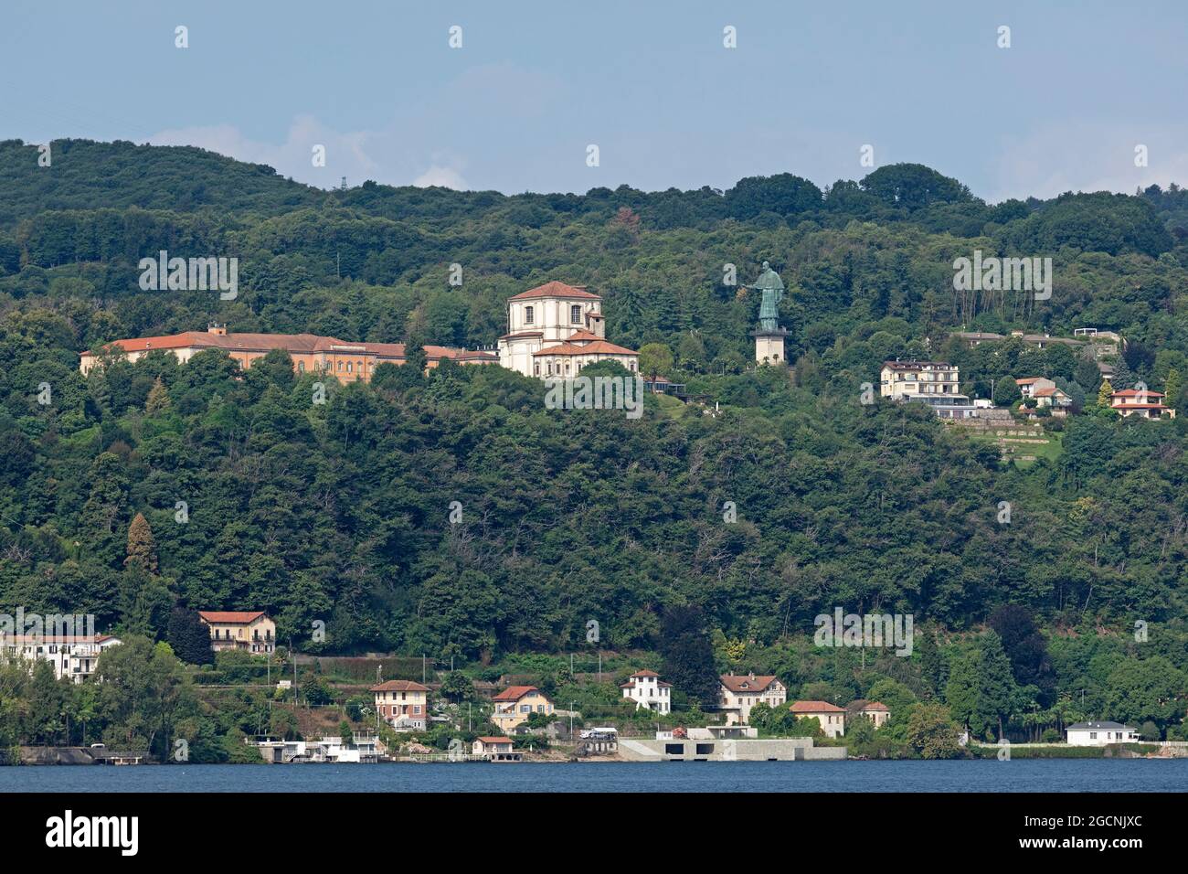Colosso di San Carlo Borromeo e Chiesa di San Carlo Borromeo, San Carlo, Arona, Lago maggiore, Piemonte, Italia Foto Stock