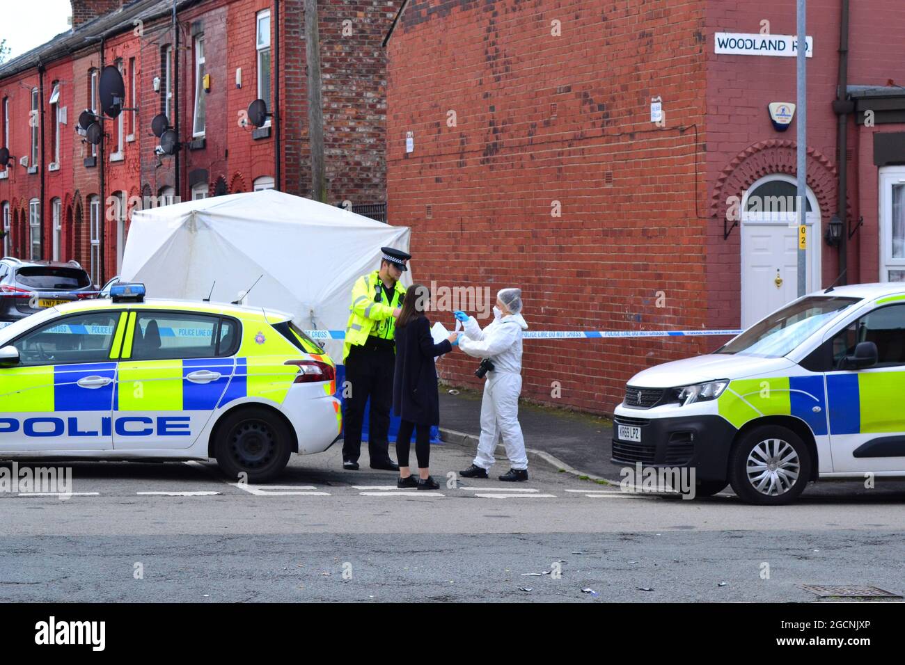 Police Cordon Friendship Ave, Manchester, Regno Unito. Dichiarazione della polizia di Greater Manchester: 'Intorno alle ore 10.20 la notte scorsa (domenica 8 agosto 2021) la polizia è stata chiamata a Woodland Road, Manchester per le segnalazioni di un tentato omicidio. Gli ufficiali hanno partecipato e stabilito che un uomo di 63 anni era stato colpito da una Citroen C5 auto e ha subito gravi lesioni. L'auto utilizzata nell'incidente è stata poi recuperata da ufficiali e l'uomo è stato portato in ospedale dove rimane per il trattamento. Due uomini, di 28 e 25 anni, sono stati arrestati per sospetto di tentato omicidio. Rimangono in custodia per le domande." Foto Stock