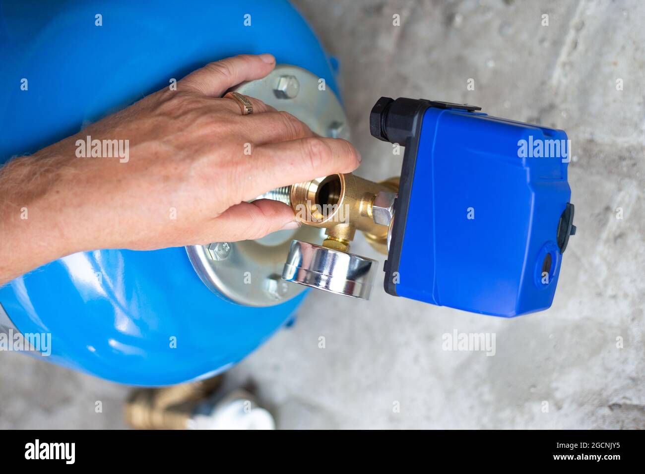 Stazione di pompaggio. Installazione di un impianto di alimentazione idrica in un edificio residenziale utilizzando un accumulatore idraulico. Foto Stock