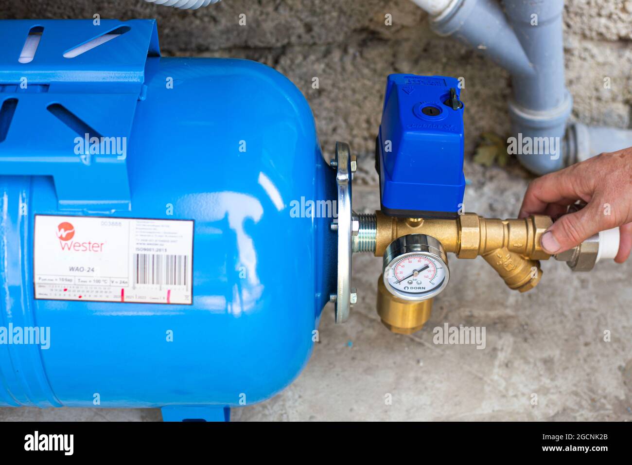 Anapa, Russia-09.04.2020: Installazione di un serbatoio a membrana per la fornitura di acqua domestica. Stazione di pompaggio con accumulatore idraulico. Foto Stock