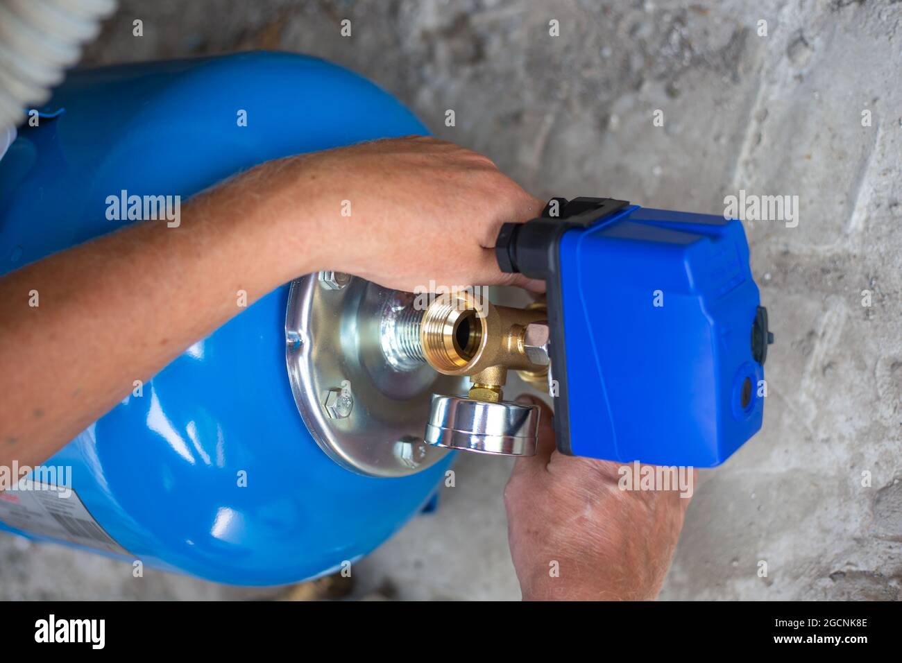 installazione di una stazione di alimentazione idrica in un edificio residenziale utilizzando un accumulatore idraulico. Stazione di pompaggio. Foto Stock