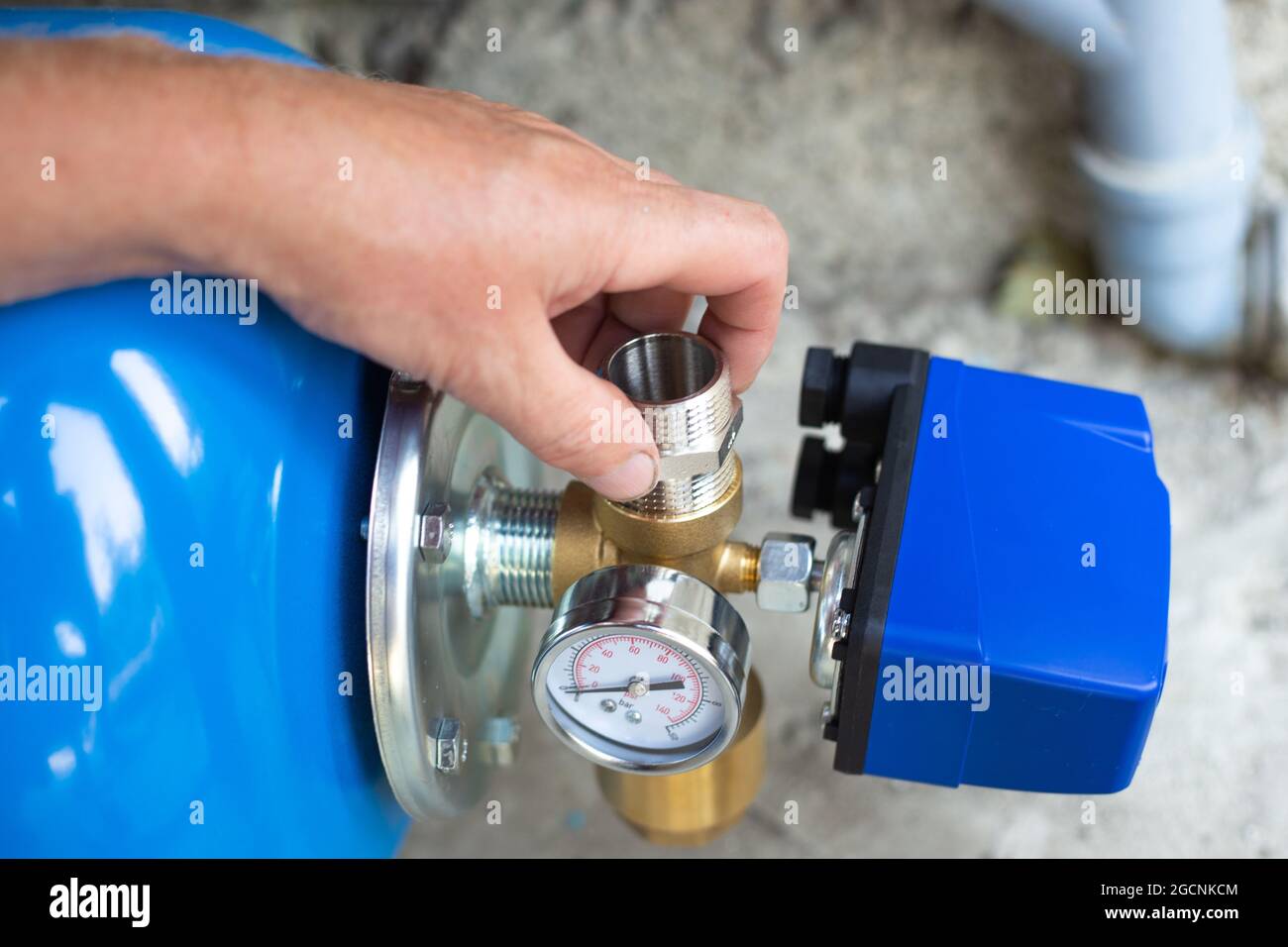 Stazione di pompaggio. Installazione di un impianto di alimentazione idrica in un edificio residenziale utilizzando un accumulatore idraulico. Foto Stock
