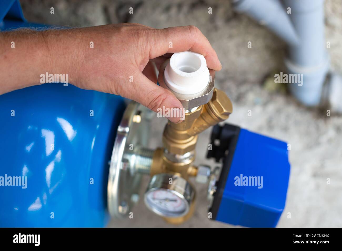 installazione di una stazione di alimentazione idrica in un edificio residenziale utilizzando un accumulatore idraulico. Stazione di pompaggio. Foto Stock