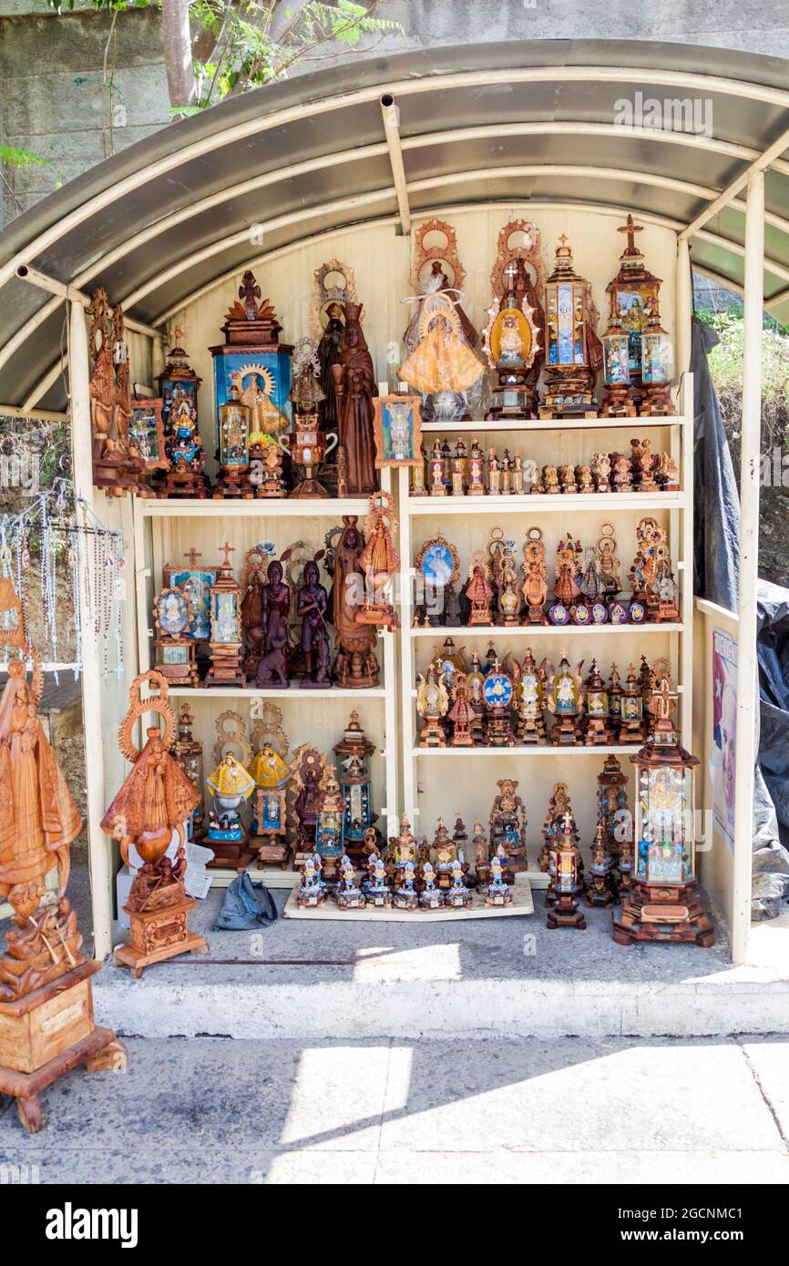 EL COBRE, CUBA - 1 FEBBRAIO 2016: Bancarella di souvenir nel villaggio di El Cobre, Cuba Foto Stock
