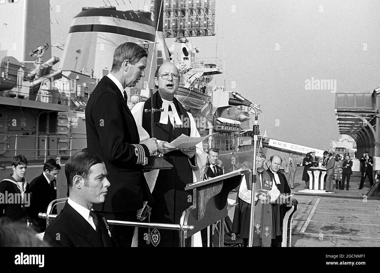 AJAXNETPHOTO. 10 NOVEMBRE 1978. PORTSMOUTH, INGHILTERRA - MESSA IN SERVIZIO COVENTRY - MESSA IN SERVIZIO DEL CACCIATORPEDINIERE DI CLASSE 42 SHEFFIELD HMS COVENTRY (D118) PRESSO IL MOLO FERROVIARIO SUD. IL SUO CAPITANO CHRISTOPHER 'BEAGLE' BURNE È SECONDO DA SINISTRA IN PIEDI). BURNE ERA UFFICIALE NAVALE SENIOR DI TROOPSHIP S.S. CANBERRA DURANTE IL CONFLITTO DI FALKLNDS QUANDO HMS COVENTRY FU AFFONDATO DALLE FORZE AEREE ARGENTINE. PHOTO:JONATHAN EASTLAND/AJAX REF:781011 14 Foto Stock