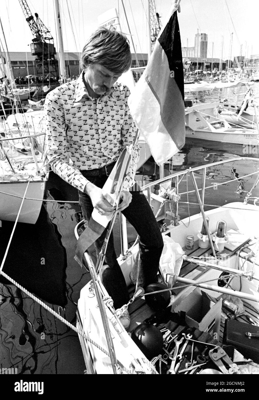 AJAXNETPHOTO. 5 GIUGNO 1976. PLYMOUTH, INGHILTERRA. - OSTAR 1976 - LO SKIPPER TEDESCO KLAUS SCHRODT HA NAVIGATO IL SUO YACHT 30FT LIAM AL 30° POSTO IN CLASSE. PHOTO:JONATHAN EASTLAND/AJAX REF:2760506 27A Foto Stock