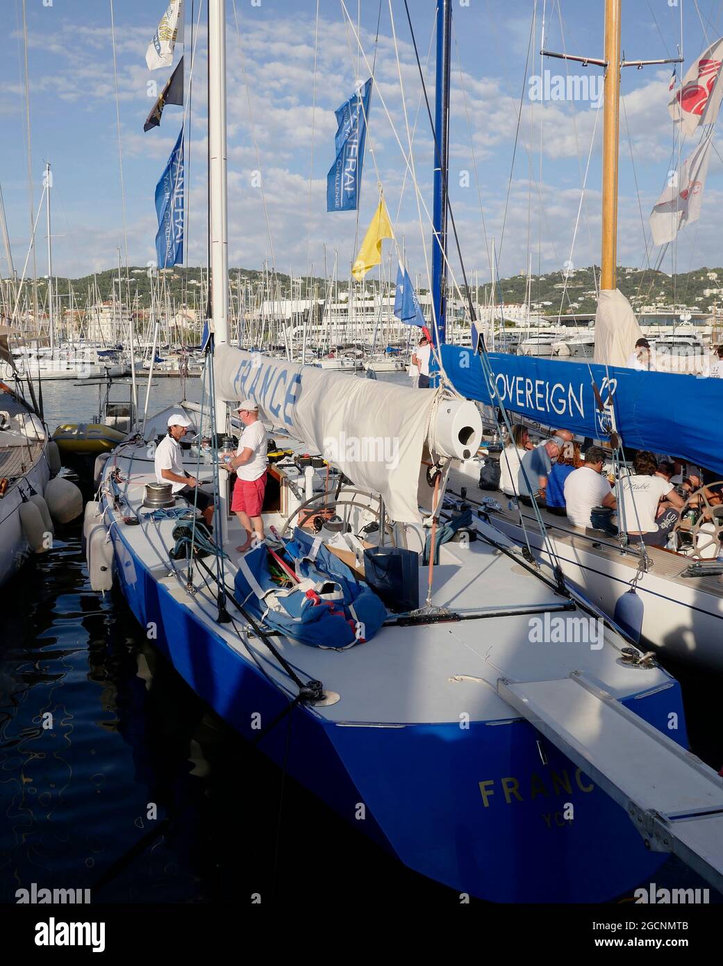 AJAXNETPHOTO. 2018. CANNES, FRANCIA. - COTE D'AZUR RESORT - REGATES ROYALES CANNES 2018 - IL 12M EX AMERICA'S CUP CHALLENGER YACHT FRANCIA ORMEGGIATO NEL VECCHIO PORTO ALLA FINE DI UNA GIORNATA DI CORSE.PHOTO:JONATHAN EASTLAND/AJAX REF:GX8 182509 579 Foto Stock