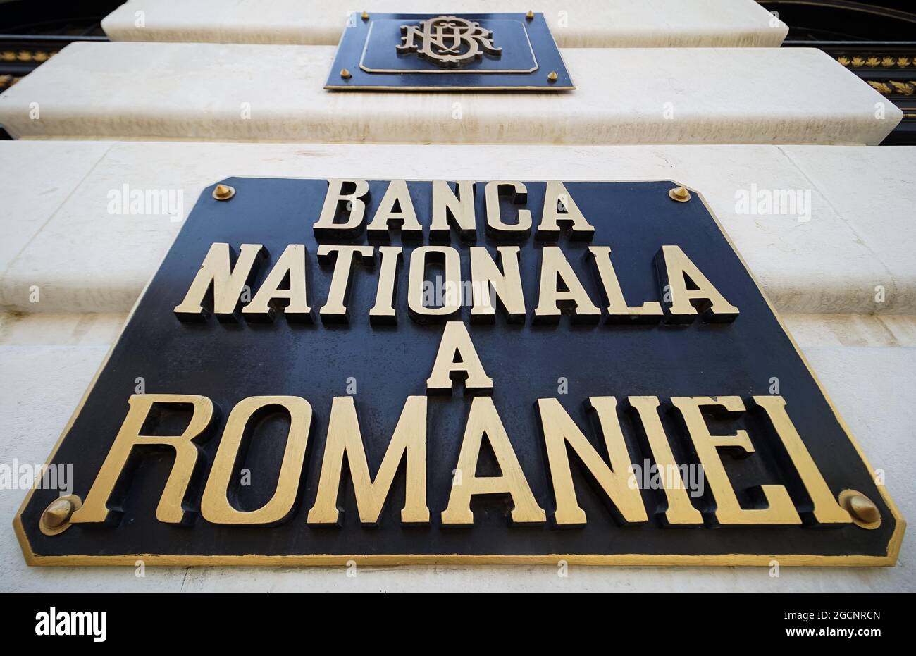 Bucarest, Romania - 09 agosto 2021: La sede della Banca Nazionale di Romania, in questa foto è la nuova ala del Palazzo BNR, costruito tra il 1937 Foto Stock