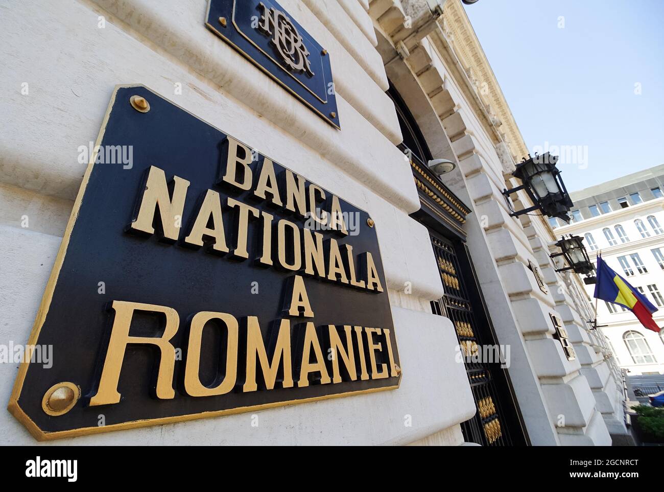 Bucarest, Romania - 09 agosto 2021: La sede della Banca Nazionale di Romania, in questa foto è la nuova ala del Palazzo BNR, costruito tra il 1937 Foto Stock