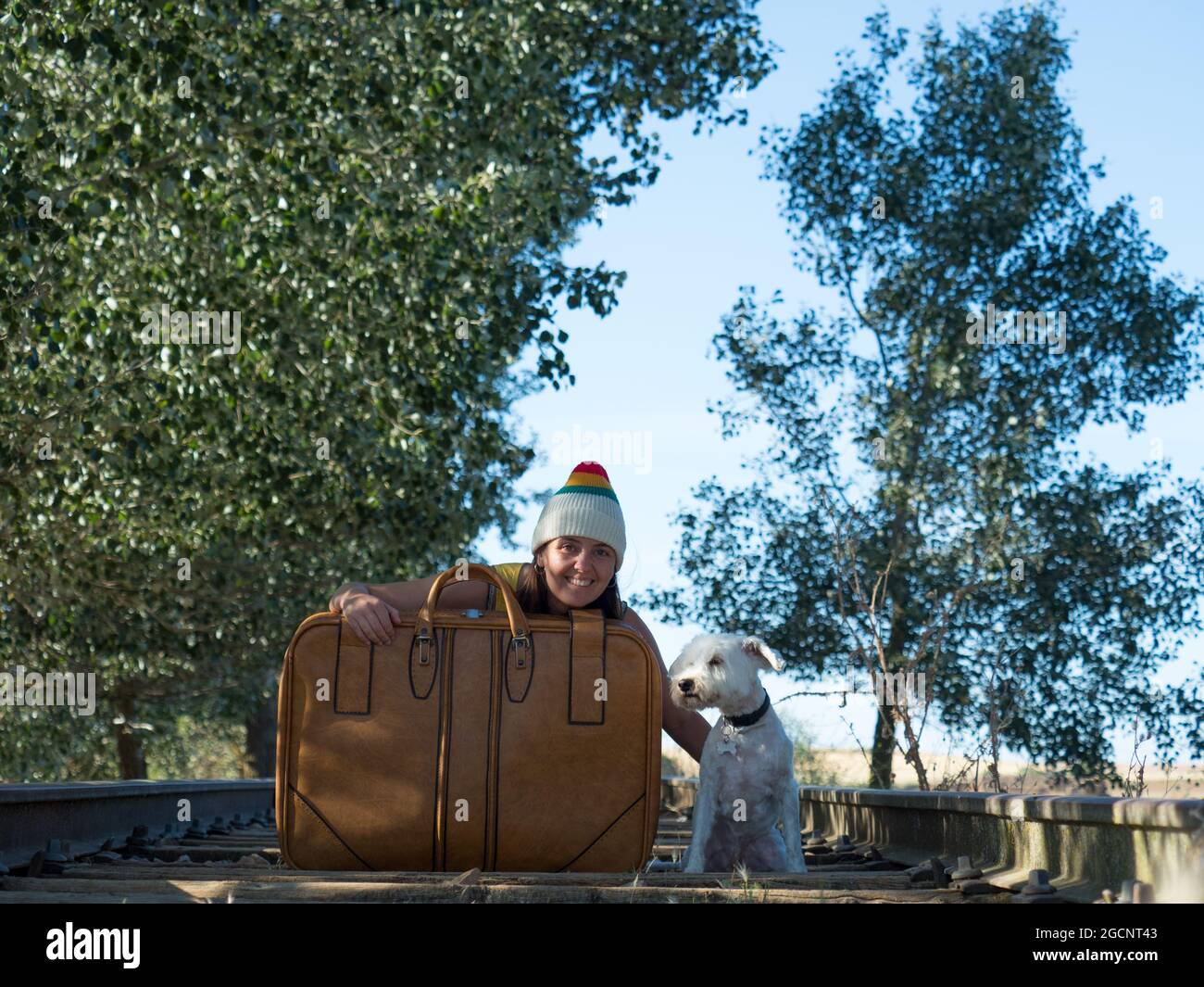 andate in viaggio con il cane, il concetto di vacanza, la gioia e il divertimento insieme Foto Stock