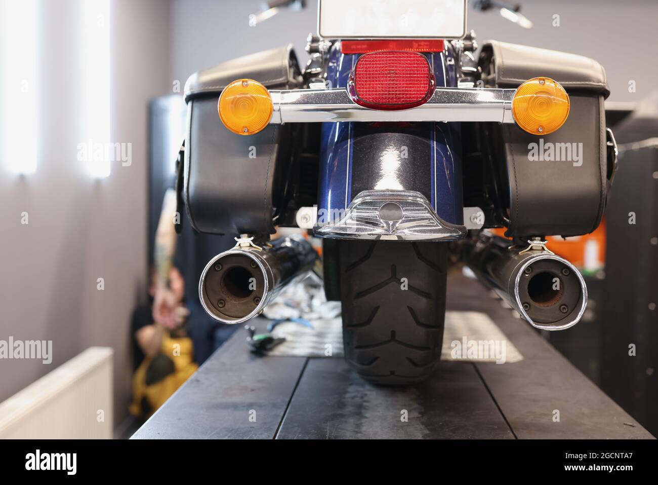 La motocicletta si trova sul cavalletto di riparazione per la diagnostica in officina Foto Stock
