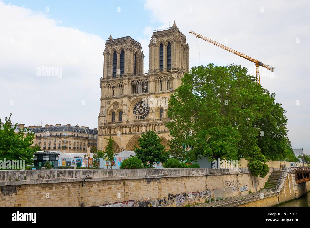 PARIGI, FRANCIA - 06 agosto 2021: Costruzione della Cattedrale di Notre-Dame  de Paris a Parigi, Francia, sotto restauro dopo la distruzione del fuoco  Foto stock - Alamy