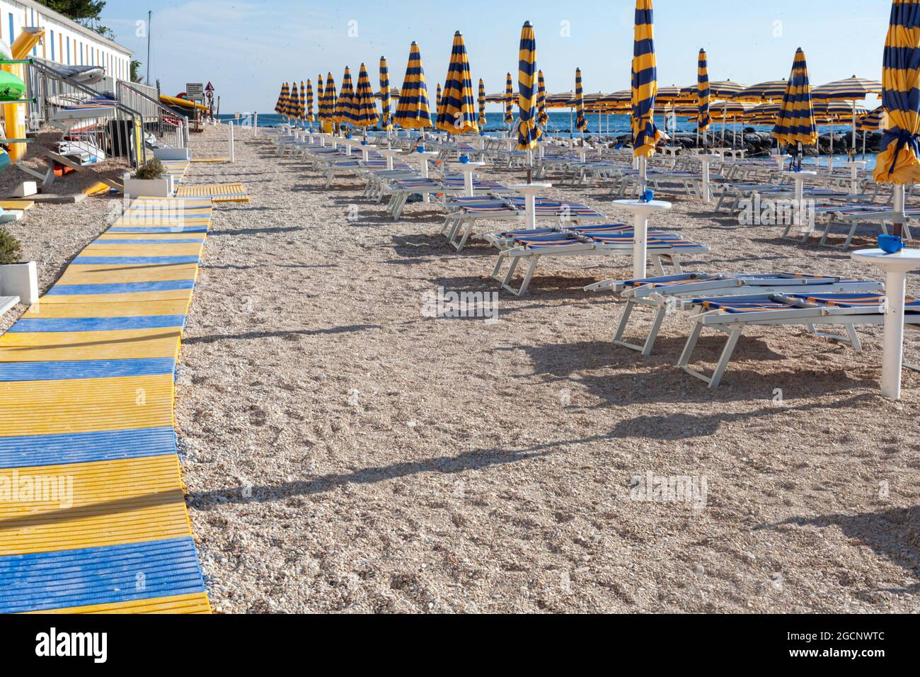 Spiaggia di sabbia con ombrelloni e sedie chiusi al mattino a Numana Foto  stock - Alamy