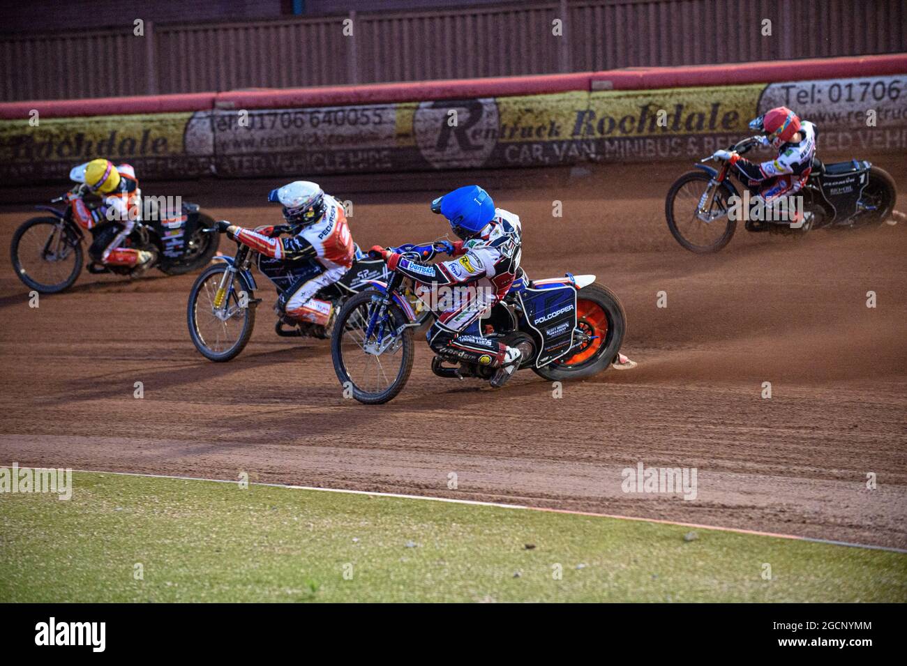 MANCHESTER, REGNO UNITO. 9 AGOSTO Brady Kurtz (Blu) e Dan Bewley (Rosso)  inseguono Bjarne Pedersen (Bianco) e Jordan Palin (giallo) durante la  partita di premiership SGB tra Belle Vue Aces e Peterborough