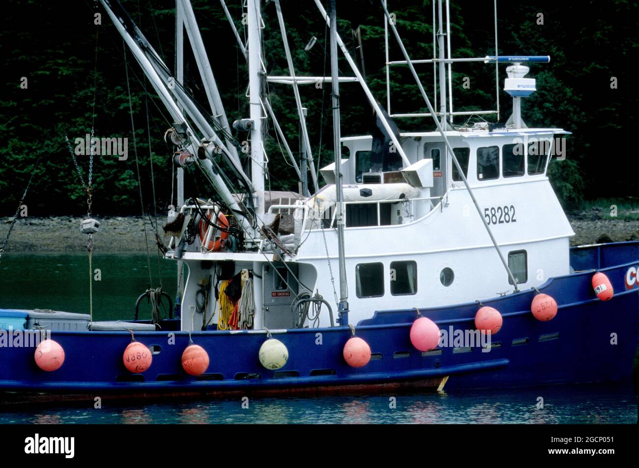 Fiorenti parafanghi rotondi su una barca da pesca in Alaska Foto Stock