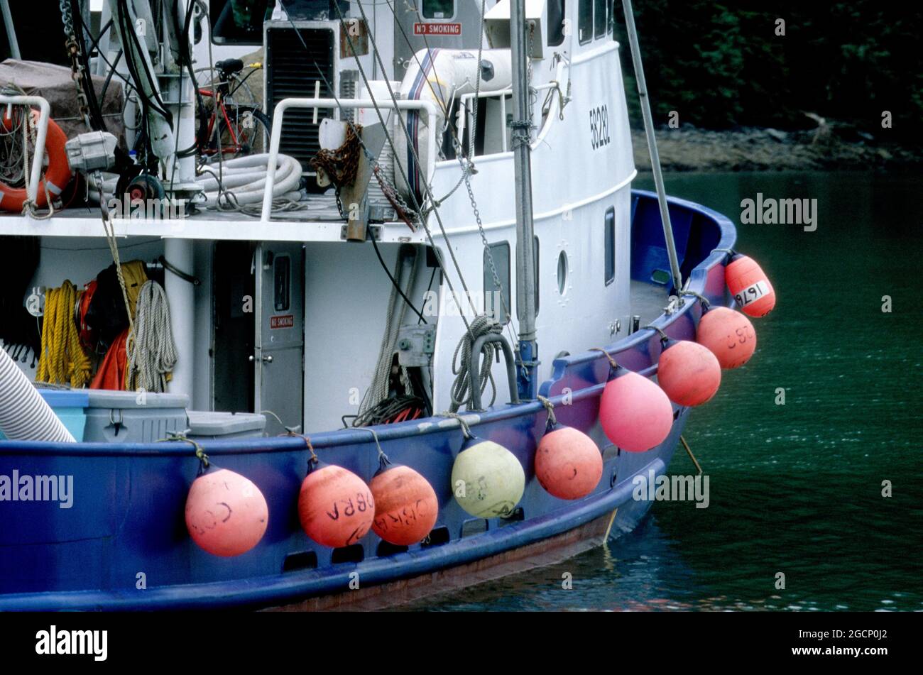 Fiorenti parafanghi rotondi su una barca da pesca in Alaska Foto Stock