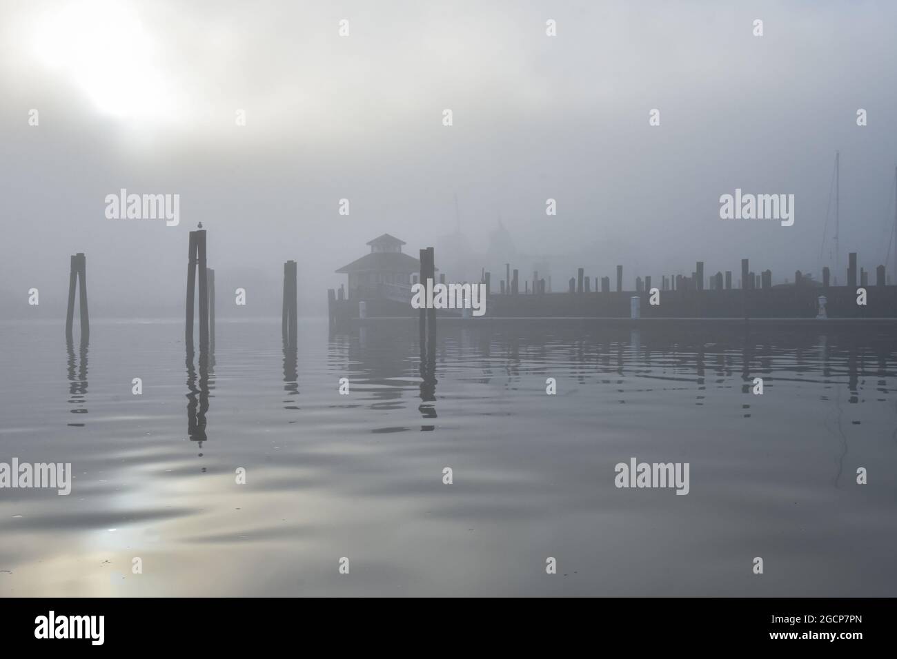Il molo a Port Jefferson Harbour in mattina nebbia. Spazio di copia. Port Jefferson, New York, Stati Uniti. Foto Stock