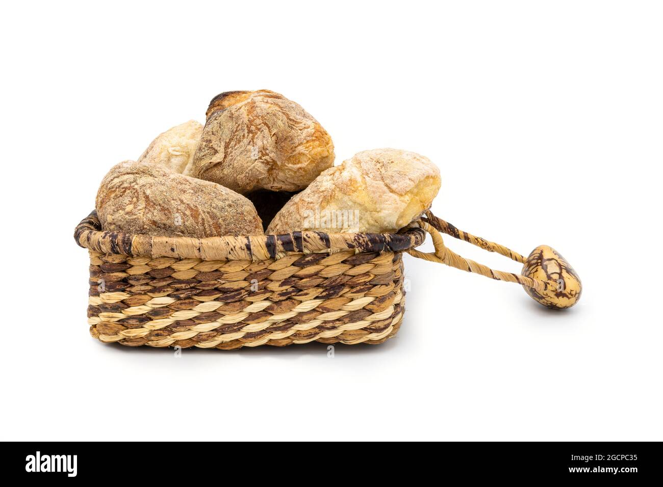 Cestino con pane di grano isolato su sfondo bianco Foto stock - Alamy