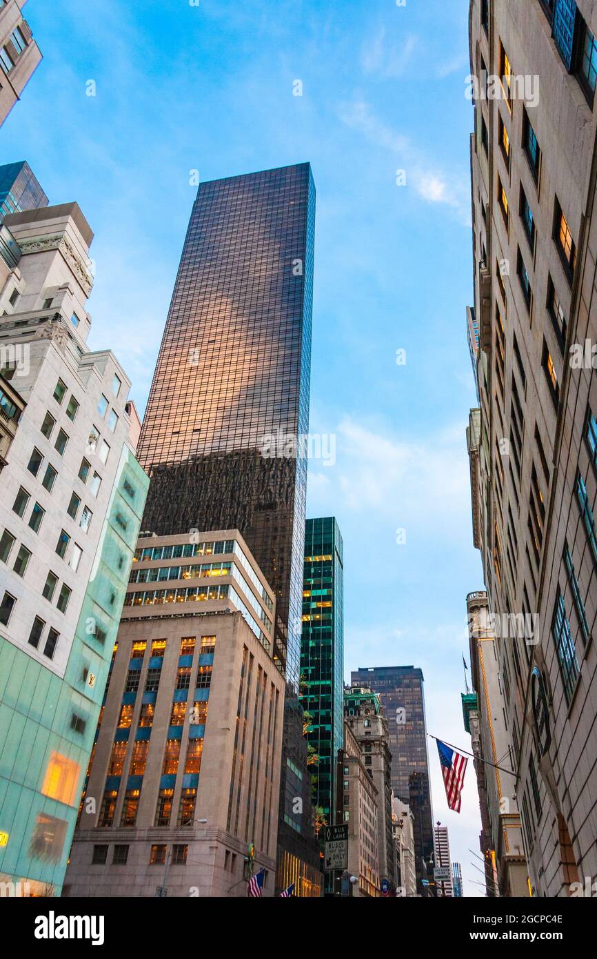 Guardando verso sud lungo la Fifth Avenue da vicino a Central Park South, New York City, NY, USA. Foto Stock