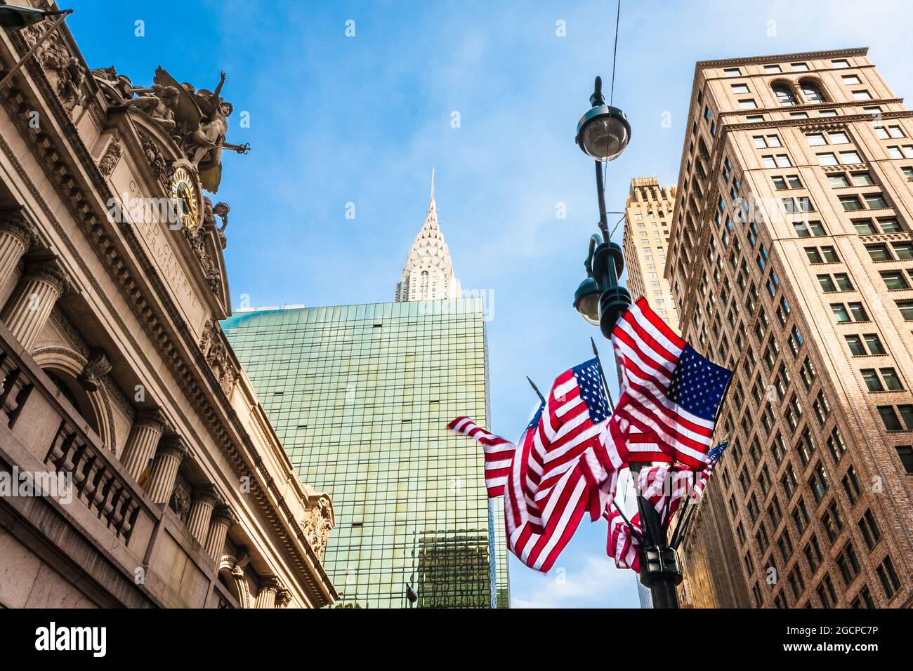 Bandiere STATUNITENSI sul lampione fuori dalla Grand Central Station (Grand Central Terminus), New York City, NY, USA. Foto Stock