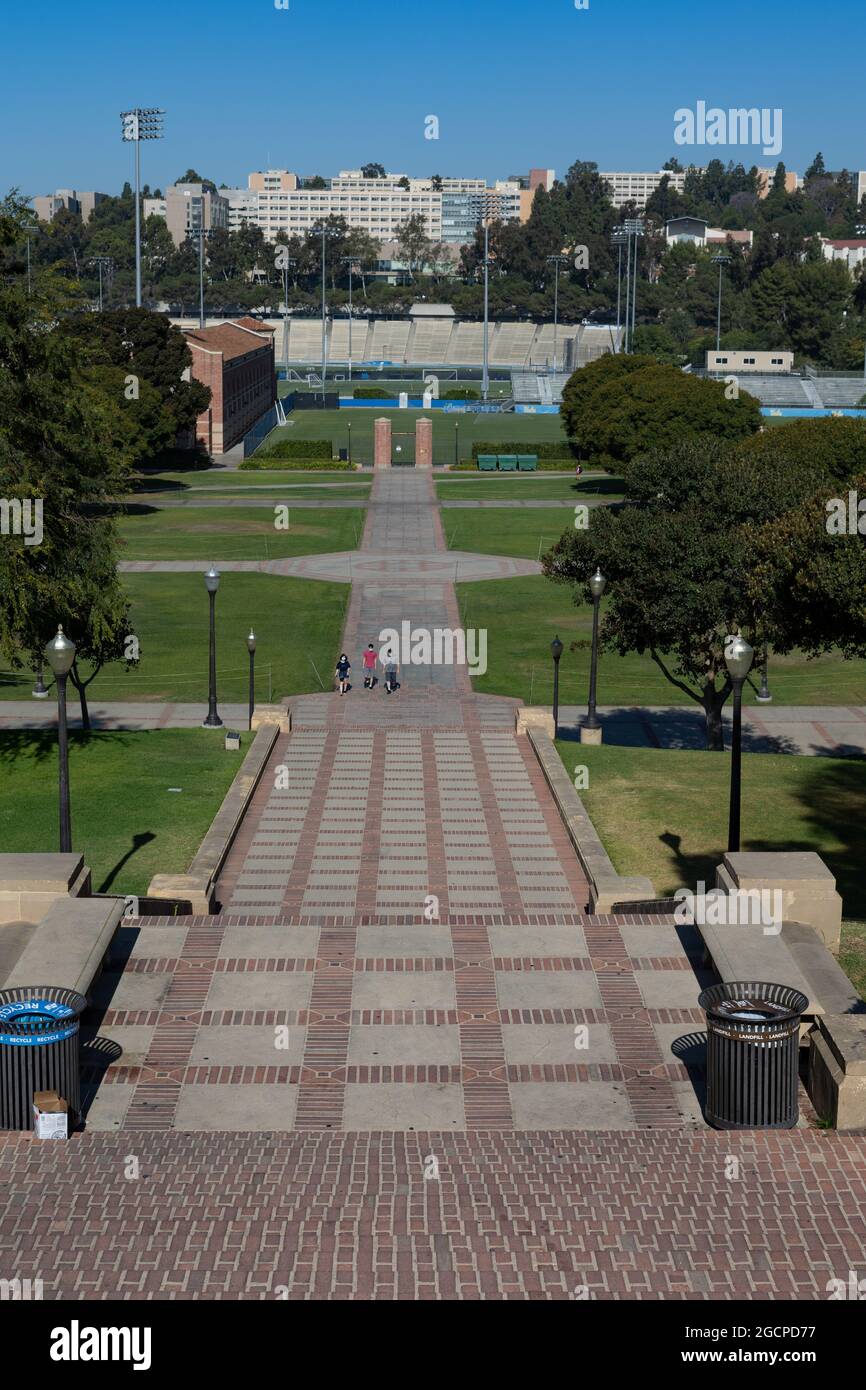 Gli studenti che tornano al campus dell'UCLA indossano maschere a causa dell'esplosione della variante delta. Foto Stock