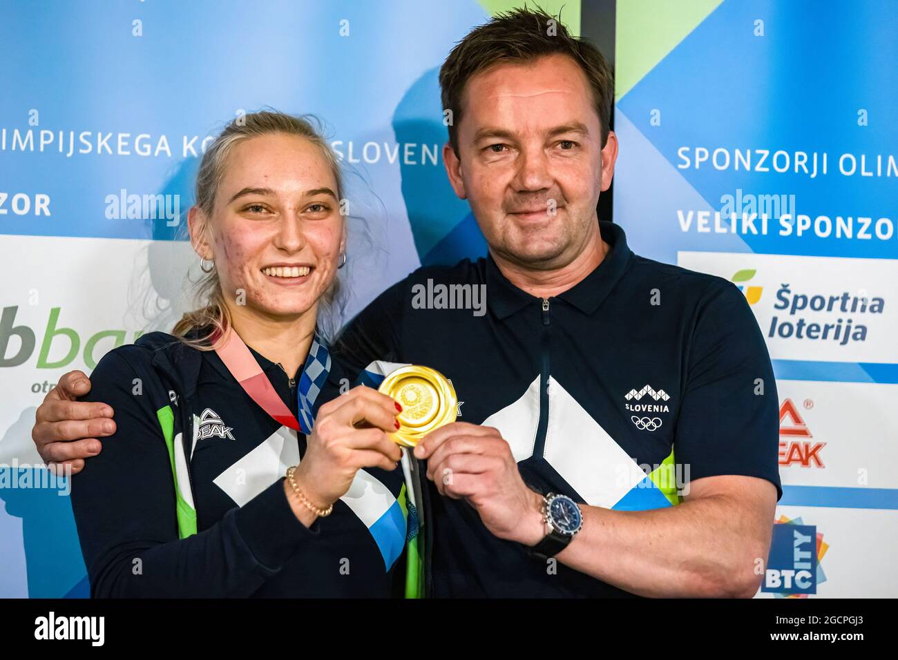 Zgornji Brnik, Slovenia. 09 agosto 2021. L'arrampicatore sloveno Janja Garnbret e la sua allenatrice Roman Krajnik posano per una foto al loro arrivo all'aeroporto di Lubiana dalle Olimpiadi di Tokyo. Il 6 agosto, Janja Garnbret divenne la prima donna a vincere una medaglia d'oro nell'arrampicata sportiva alle Olimpiadi. L'arrampicata sportiva ha fatto il suo debutto olimpico ai Giochi Olimpici di Tokyo. Credit: SOPA Images Limited/Alamy Live News Foto Stock