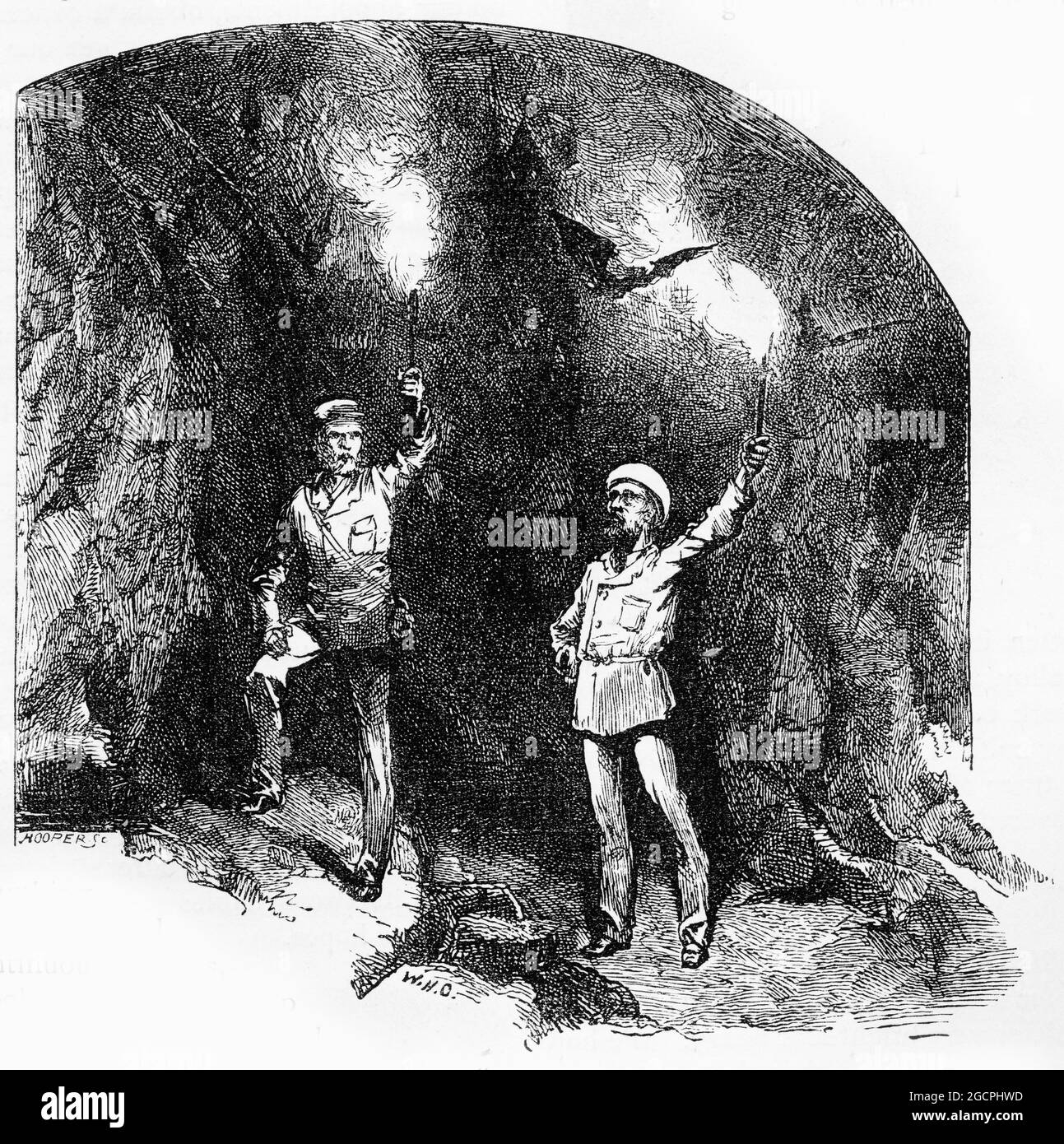 Incisione di due esploratori in una grotta con torce e pipistrelli a bruciare di vecchio stile per mantenerli in compagnia, circa 1890 Foto Stock