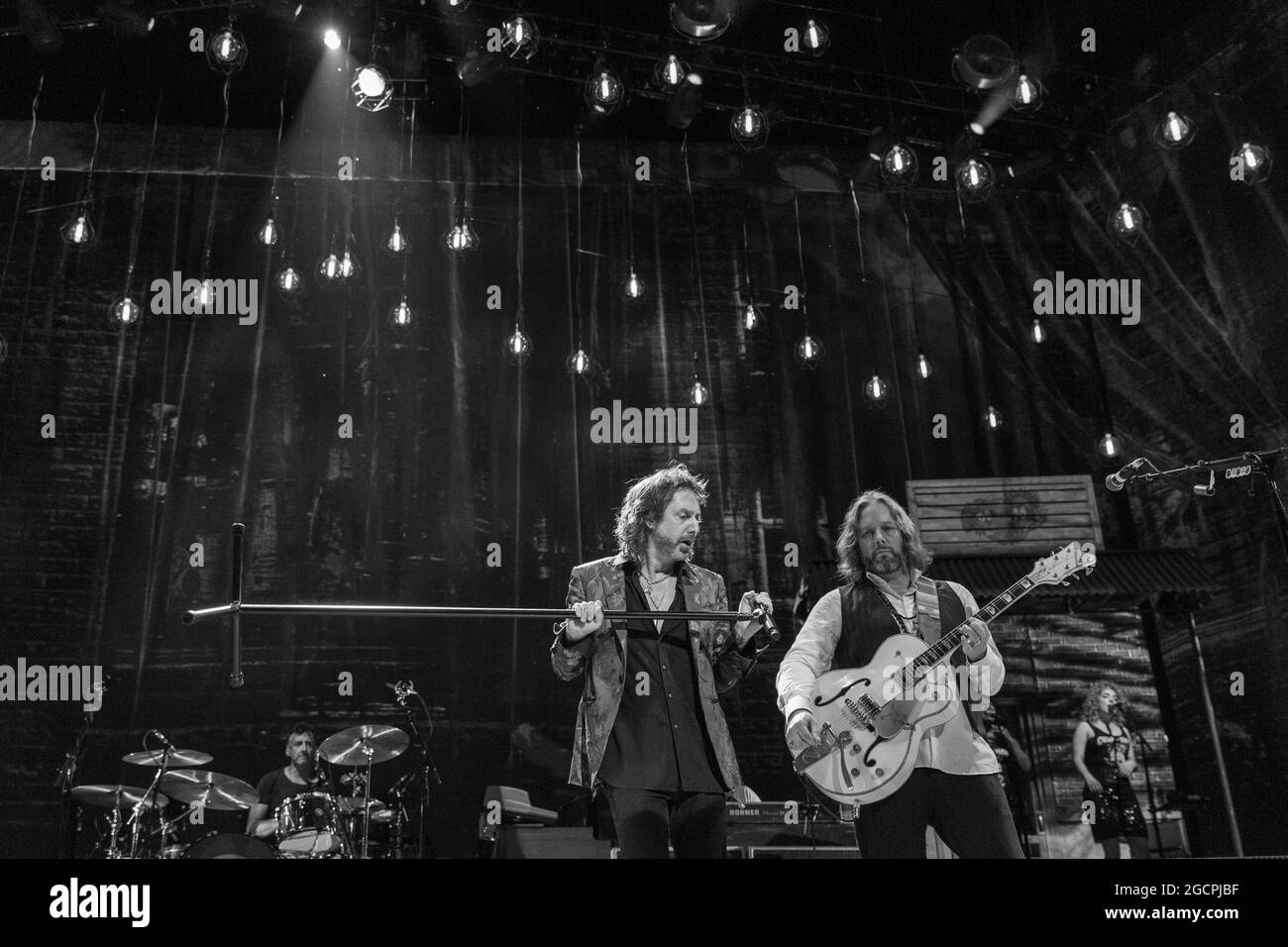 Milwaukee, Stati Uniti. 8 agosto 2021. Brian Griffin, Chris Robinson e Rich Robinson delle Black Crowes durante il Shake Your Money Maker Tour all'American Family Insurance Amphitheatre, 8 agosto 2021, a Madison, Wisconsin (Foto di Daniel DeSlover/Sipa USA) Credit: Sipa USA/Alamy Live News Foto Stock