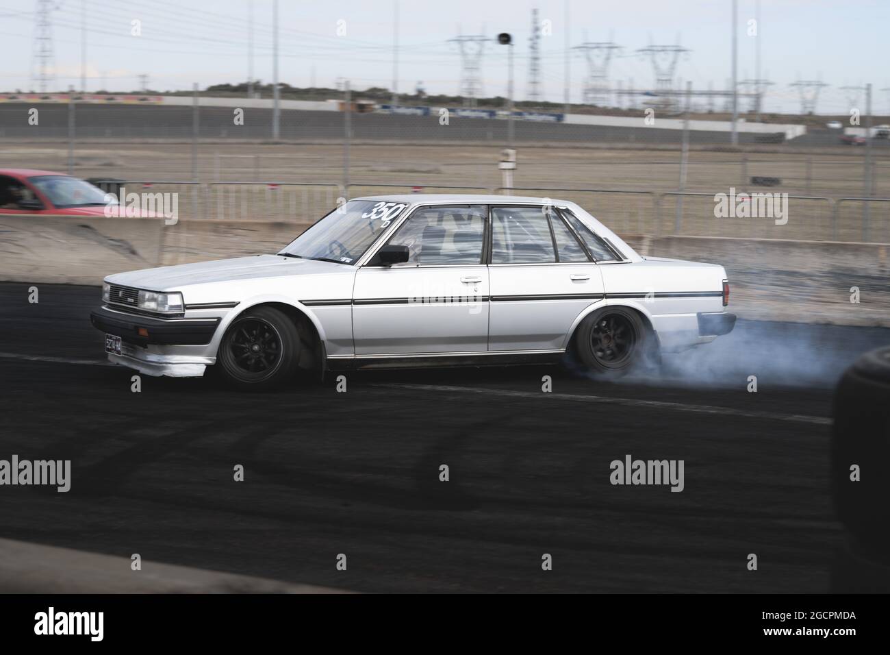 VicDrift Practice Day 2: Silver Toyota Cressida si sposta intorno al tornante finale al circuito di Calder Park Formula Drift Layout. Foto Stock