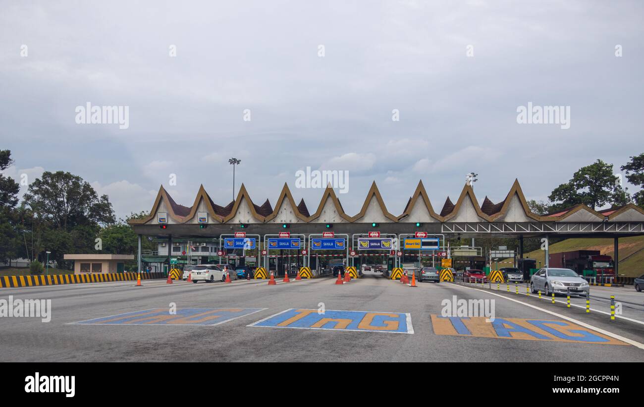 Putrajaya, Malesia - 11 ottobre 2020: Stazione a pedaggio sull'autostrada da Kuala Lumpur alla città governativa di Putrajaya. Le autostrade in malesia Foto Stock