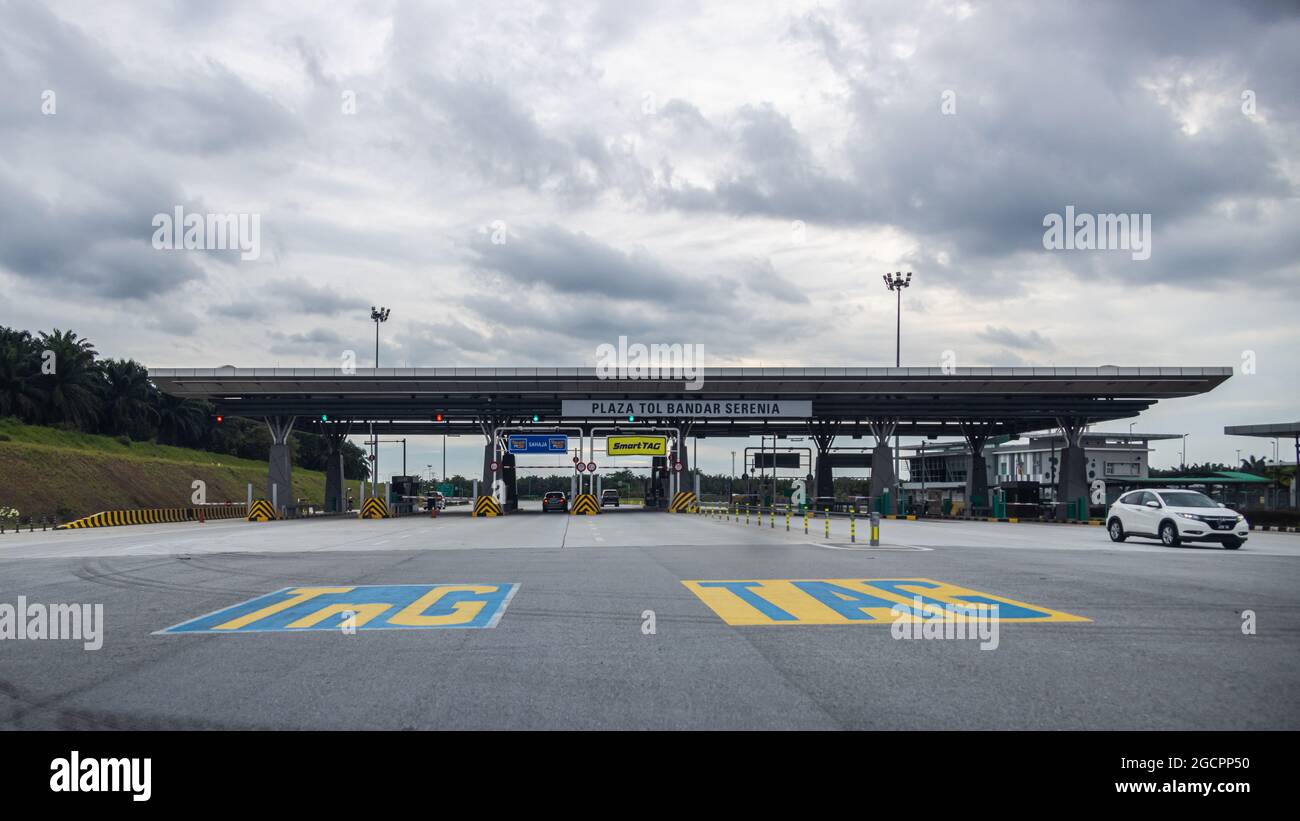 Putrajaya, Malesia - 11 ottobre 2020: Stazione a pedaggio sull'autostrada da Kuala Lumpur alla città governativa di Putrajaya. Le autostrade in malesia Foto Stock