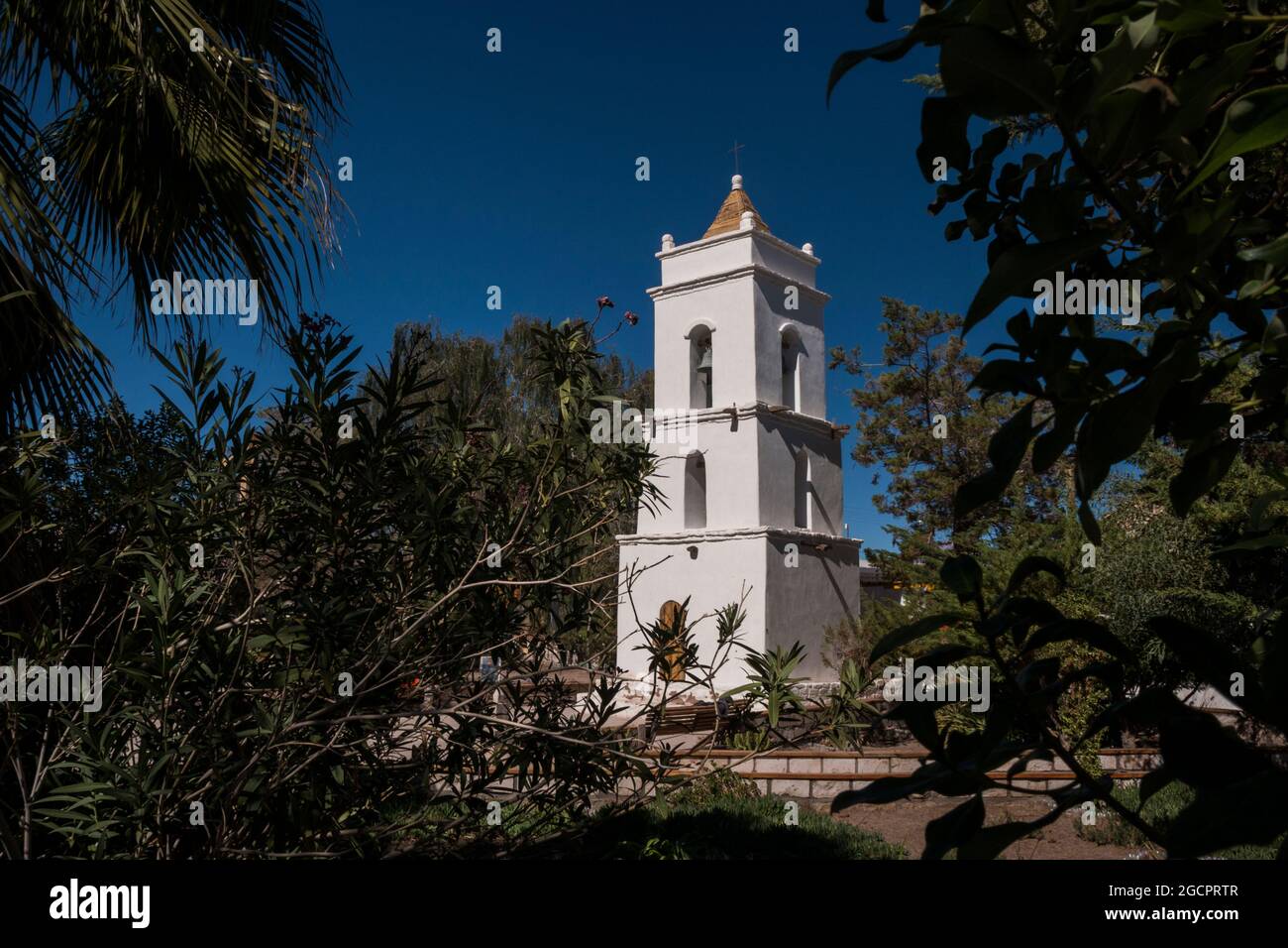 Torre della Chiesa del piccolo villaggio di Toconao nel deserto di Atacama Foto Stock