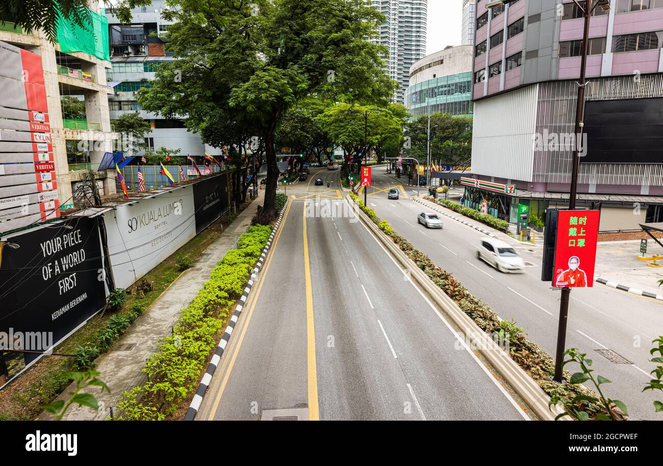 Kuala Lumpur, Malesia - 09 gennaio 2021: Vista sulla strada nel centro di Kuala Lumpur. Le strade trafficate presso le Torri Petronas o le Torri Gemelle. Paesaggio urbano di Foto Stock