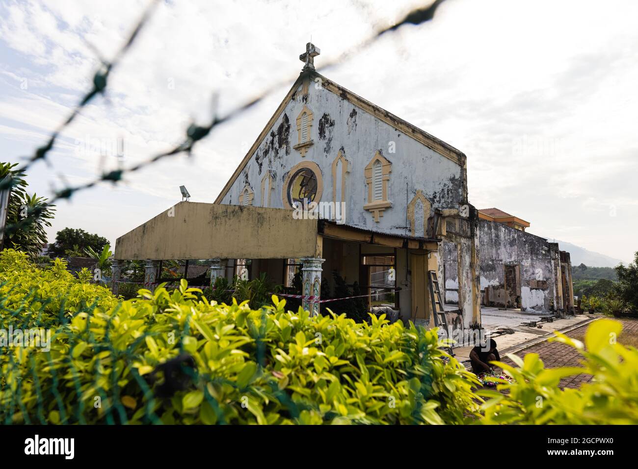 Kuala Lumpur, Malesia - 24 dicembre 2020: La rovina di una chiesa dietro filo spinato. L'edificio dilapido sta per crollare. Il comm cristiano Foto Stock