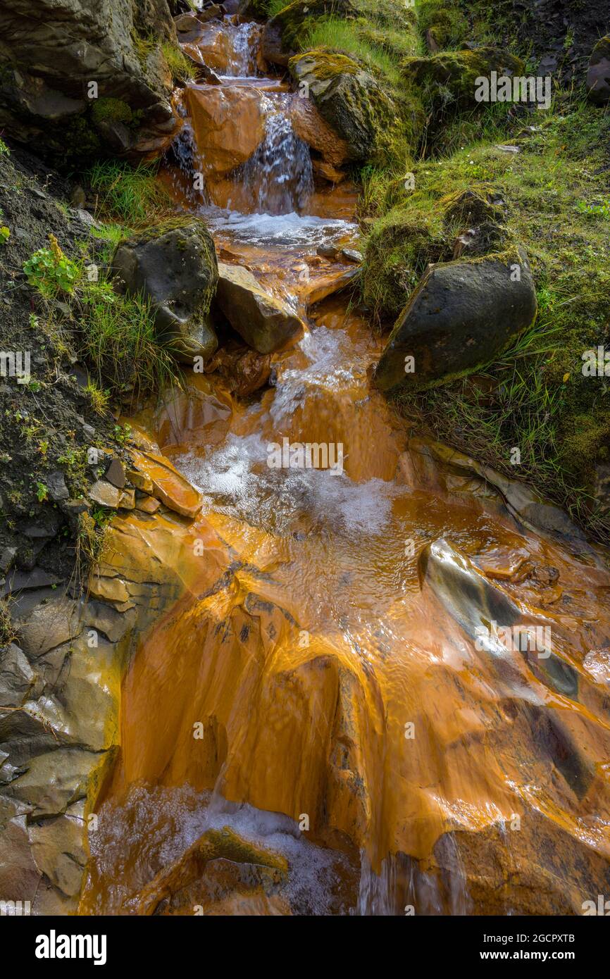 Flusso colorato arancione da ossido di ferro, Selvellir, Stykisholmur, Vesturland, Islanda Foto Stock