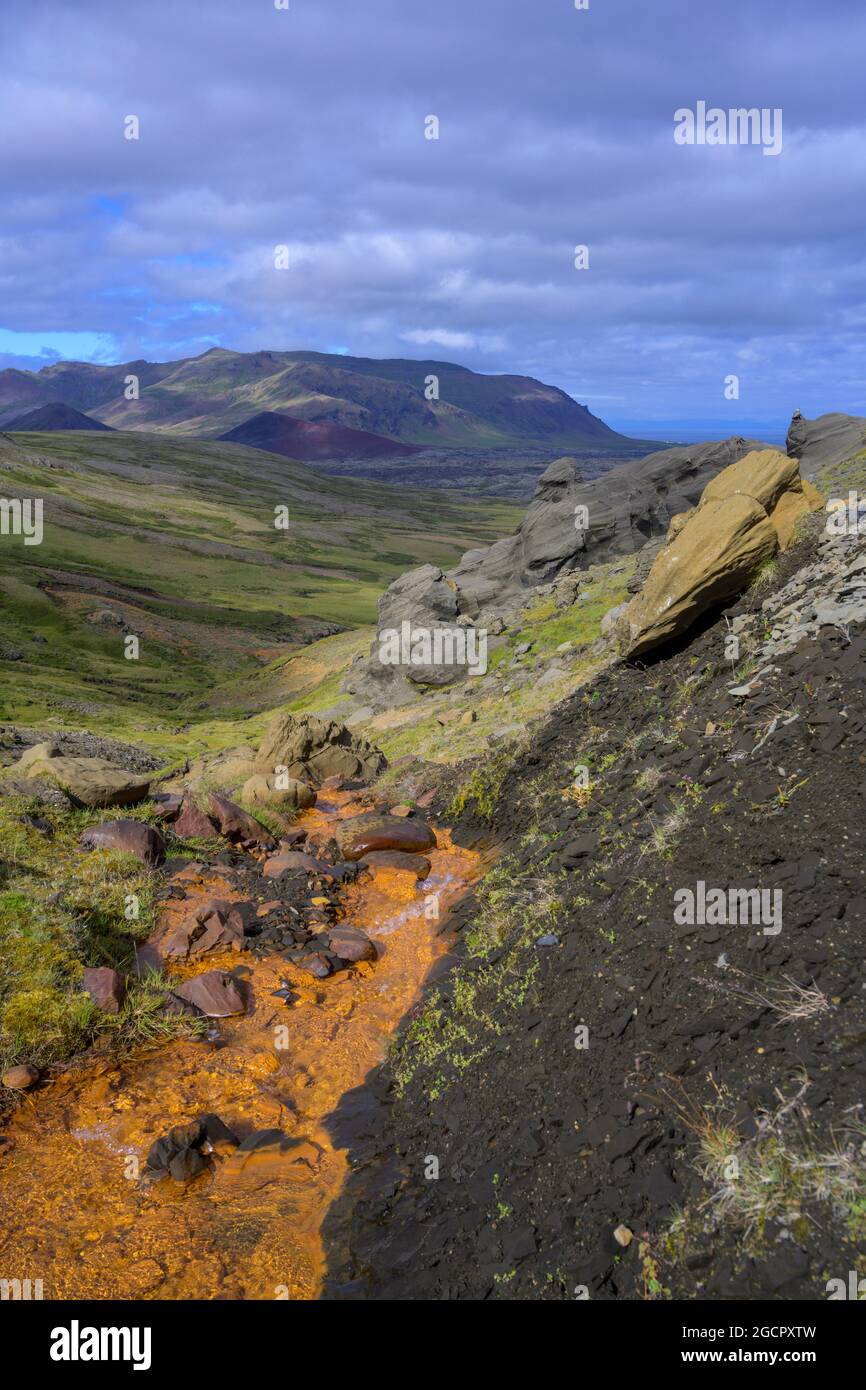 Flusso colorato arancione da ossido di ferro, Selvellir, Stykisholmur, Vesturland, Islanda Foto Stock