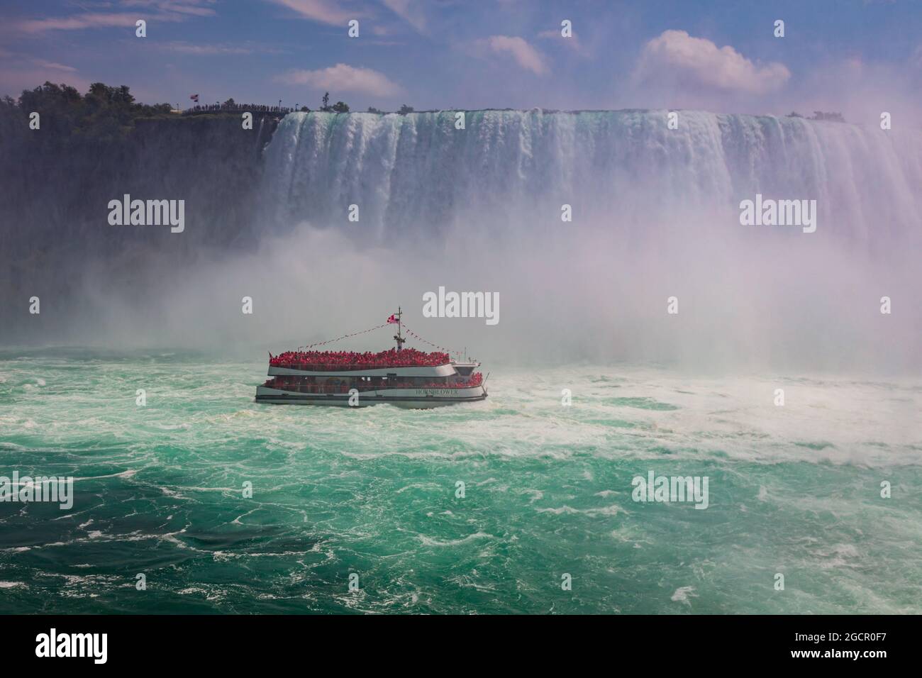 Vista delle impressionanti Cascate del Niagara. Horseshoe cade dal lato canadese delle cascate. L'acqua massiccia cade sotto il cielo nuvoloso. Spume della spla Foto Stock