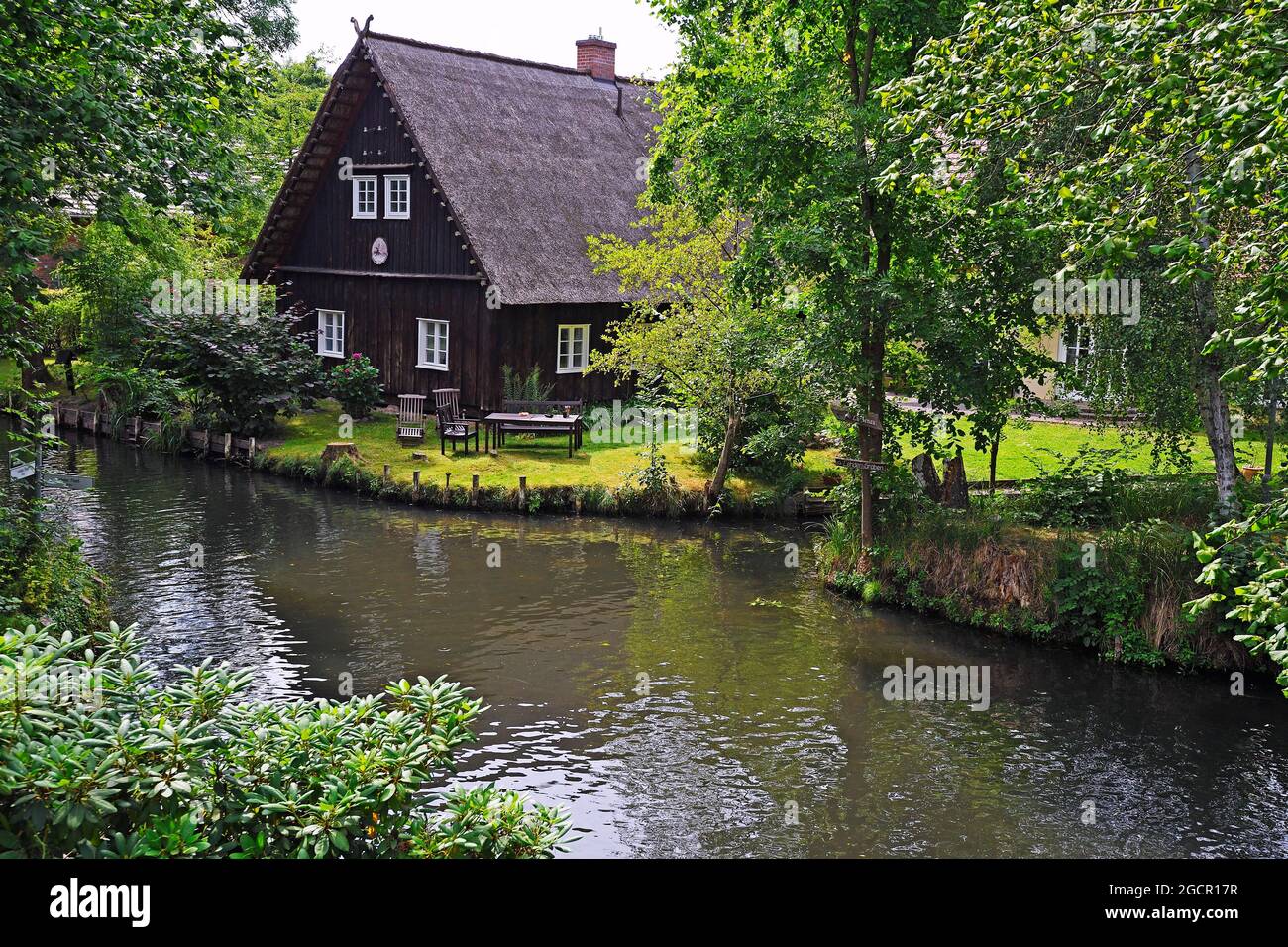 Agriturismo e fiumi idilliaci nel villaggio di Lehde, Brandeburgo, Germania Foto Stock