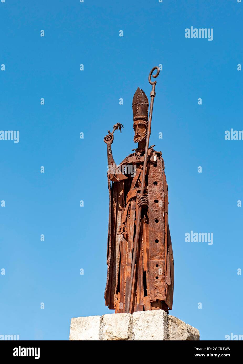 Statua di San Gregorio (San Gregorio) fuori dal municipio di El Castell de Guadalest, Spagna Foto Stock