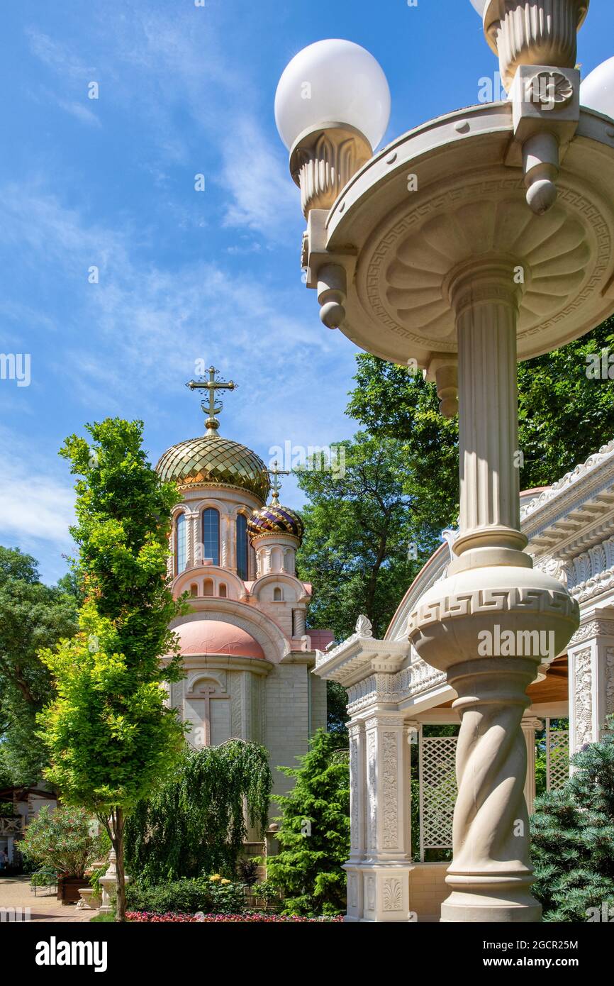 Vecchio parco;Kabardinka;Krasnodar krai;Russia;architettura; costruzione; costruzione esterna; albero; credenza; destinazioni di viaggio; pianta; cielo; natura; no Foto Stock